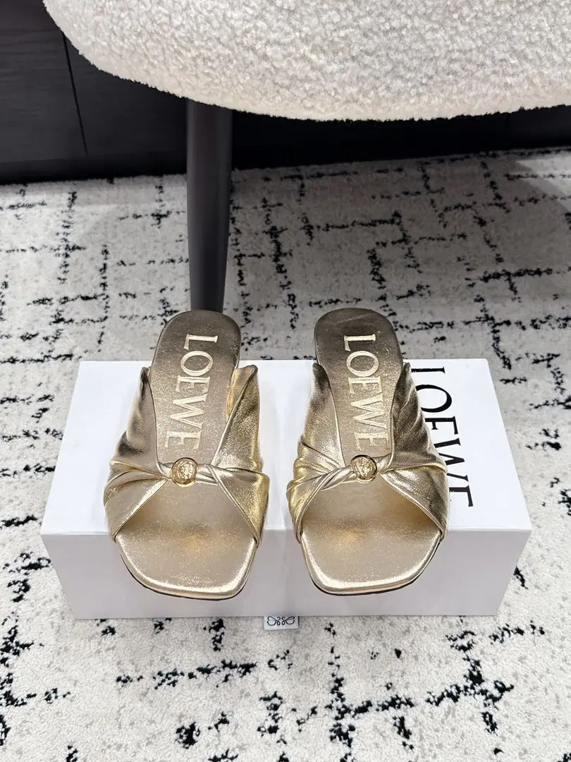 LOEWE 26/ New paragraph Super soft, doo-do ballet shoes. This one.Pebble Soft It's a elegant combination of ballet soles and moller's shoes., The motten air of the first autumn was made of super soft sheep., I got a shoe on the bottom. Anagram Letters are smooth. Soft Napa skins and shoes., It's backed by a very simple structure., Make a two-foot naked experience., It'll be easy for you to walk all day., A nice pair of flat shoes.. ✔️Shoe.: Little sheep's skin. ✔️Uchi.: Little sheep's skin. ✔️Otsumi!: Original Customized Bottom ✔️Size: 35-41（40 41Do it.）