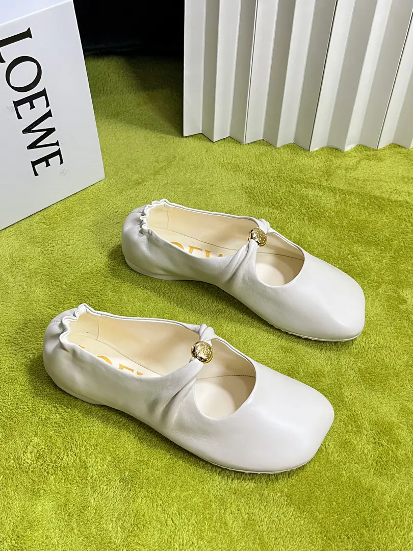 LOEWE Super soft-ass, same-skinned ballerina shoes. This one.Pebble Soft It's a elegant combination of ballet soles and moller's shoes., The motten air of the first autumn was made of super soft sheep., I got a shoe on the bottom. Anagram Letters are smooth. Soft Napa skins and shoes., It's backed by a very simple structure., Make a two-foot naked experience., I'll let you walk all day. Easy., A nice pair of flat shoes.. It's easy to bend., I'll try the size myself.: 37/The flesh of the feet., It's not even a touch of taste., Squeeze., It's a very leg-sensitive crowd.（I couldn't wear a little foot-shoe myself.） Shoe.: Lamb skin. Uchi.: Lamb skin. Otsumi!: Original customised flower stripes Codes: 35-42（40.41.42Custom without re-offer）
