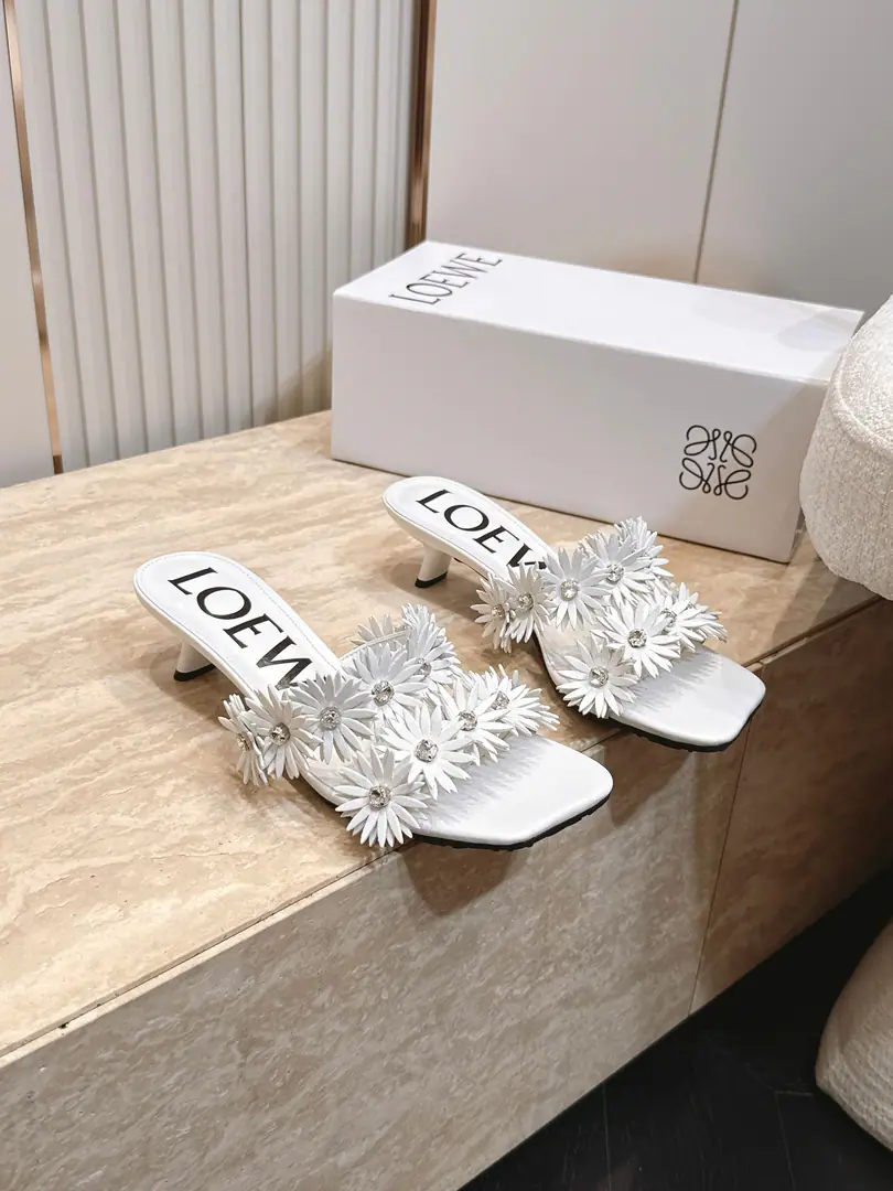 The money. LOEWE Loi Yi Wai. 26ssSummer New Money The flowers are drilled. The sandals are a word for the head. The stylistic shape of the brightness of the summer. A flower with a stubble of shoes. The center-sewd blue-tray drill is like a fine starlight. Every step is a beautiful light. ♪ So gentle and bright ♪ It fits in different styles. Bring yourself a high-level softener filter Shoe-skin flower./Drill. The inside sheep. Rubber Bottom He's tall.: 5cm Codes: 35-41（40 41I'll make sure I don't change it.）