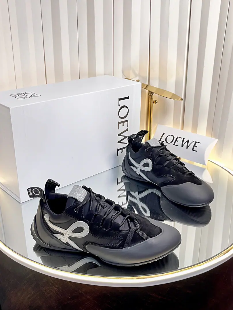Women top-notch out.(With a plane.✈️Box) LOEWELoi Yi Wai.F 2026ssThe early spring new money.Ballet Runner 2.0Ballet sneakers, Agan's sneakers, they're a bit of a stylist. Asymmetric shoeheads, AsLOEWEOriginalBALLET RUNNER2.0The logo design for Loi Wei., Super soft, Light and flexible soles. ·New wave stripping rubber outside., Go to Shoehead ·A soft leather liner and shoe bed., Provide maximum comfort. ·Backwards.3DPlastic rubberLOEWELogo base, A pair of upgraded soles., Give this shoe a resounding, elegant interpretation., And I'm now a part of the modern sense of the world.LOEWELoi-Wei-Wi's unique style. ✔Fabulous.: Importing high-silence reflux. ✔Uchi.: In soft cow skin. ✔Otsumi!: Original version to open ✔Codes: Women35-42（40.41.42Make a no-refund order.） Men39-45 (45Make a no-refund order.)