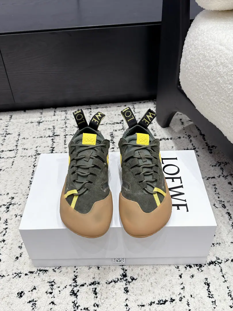 Men+10 Loewe Flow Runner Loi Yi Wai.26/Rock-climb-drain shoes. This season's a great season. The whole net is on fire., Nice foot., The loose shoe line weakens the complex design., But you hide your high-level thoughts in detail., It's not just routine, it's a light-door trip., It's easy to fit in with the scenes., A fashion style that's so low-profile and luxuries.. This year's fashion is a rare year.！It's all seasons.！Newly upgraded soles, Give this shoe a resounding, elegant interpretation., And I'm now a part of the modern sense of the world.LOEWELoi-Wei-Wi's unique style.. ✔️Fabulous.: Cows are counter-feat. ✔️Uchi.: Lamb skin. ✔️Otsumi!: Original Open-Mode Customized ✔️Size: 35-45（Women40 Men45Do it.）