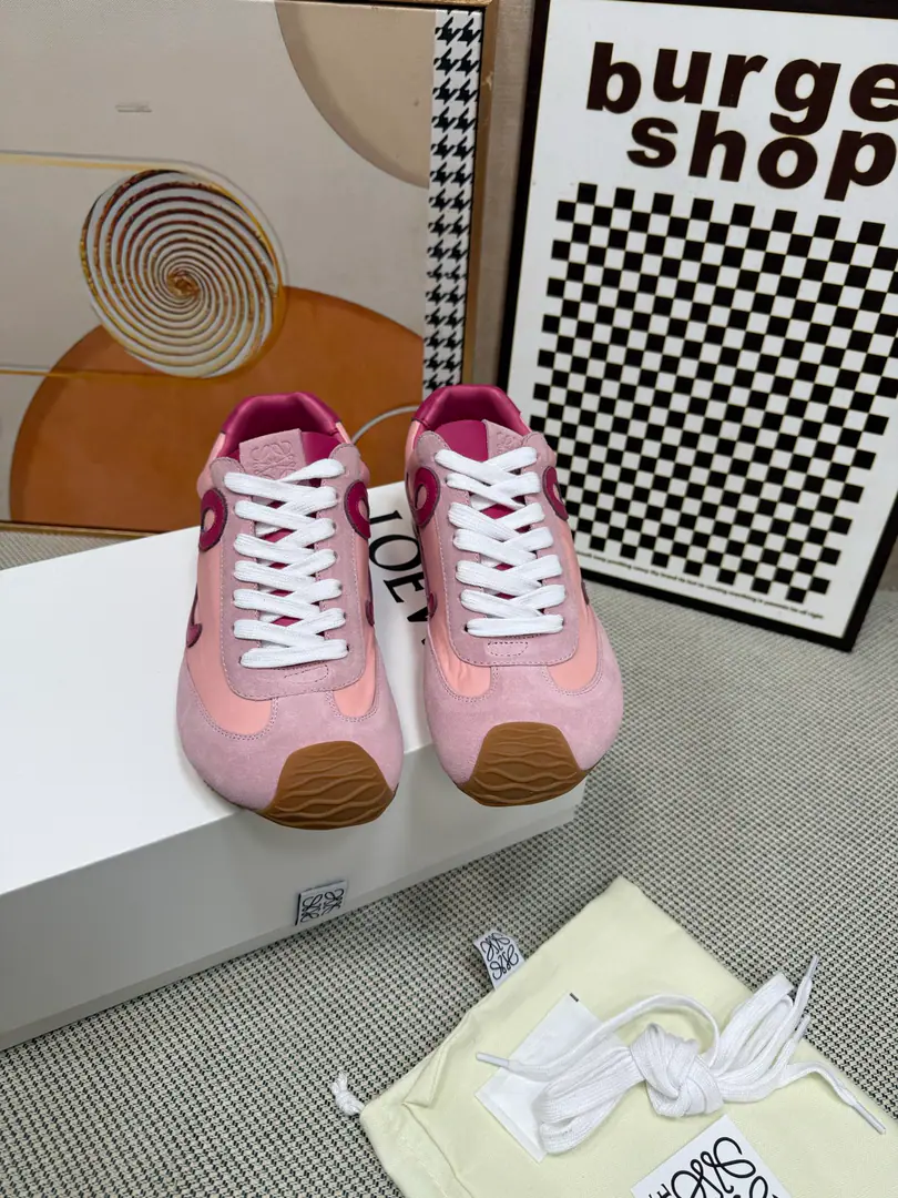 Top Couple money. Loi Yi Wai.loeweNew big-headed sneakers.Ballet Runner2.0Ballet Agan's shoes. ▪️- The bent shoe head., The broad-faced soles.. Softly deep.vBack end bag, - It's so nice on the upper foot.‼️ A simple, low-shoe-style., The side has a brand.LogoFirst Letter ▪️The shoes are imported into the velvet./Cowskin./Fashion. Original custom grinder ▪️ Original Box Packaging Women35-40 Men39-45（46 Notes47+30Custom without re-offer）