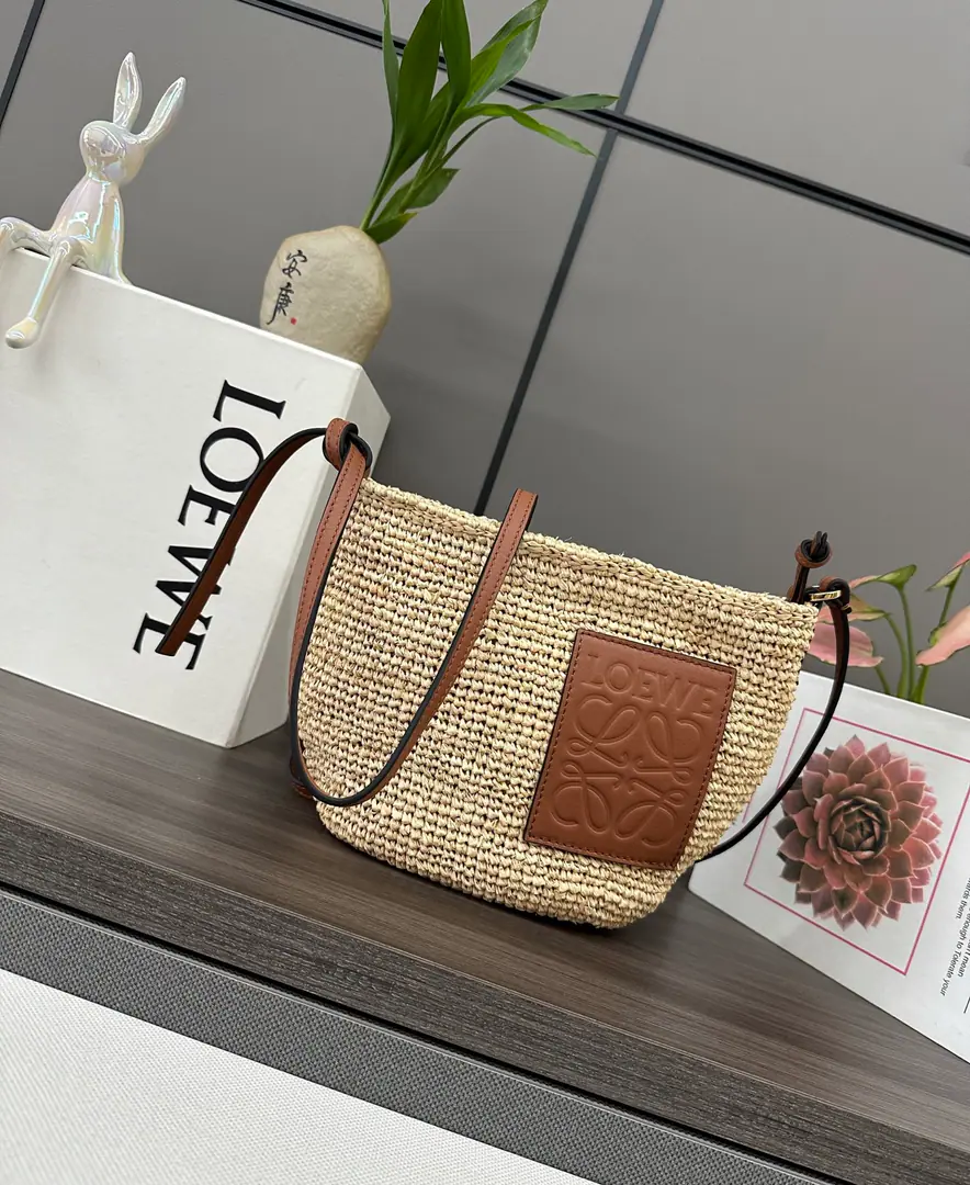 LO℮w℮🌟Slit Pochette It's a small day-to-day package., Weave the raffles hand-made with a soft hand., With a Janey-Church leather shoulder belt.. This bag is in Spain, grown by Malagasy craftsmen., Harvest, The raffle leaves that are dry and weaved manually.. 🉑️Slash or shoulder, - We're going to pull the chain., With a cow leather zipper. Ballast Anagram The leather patch. Artisanal production, It may be a little different size., Every one is unique.. size:27*17*9CM Model: 092593