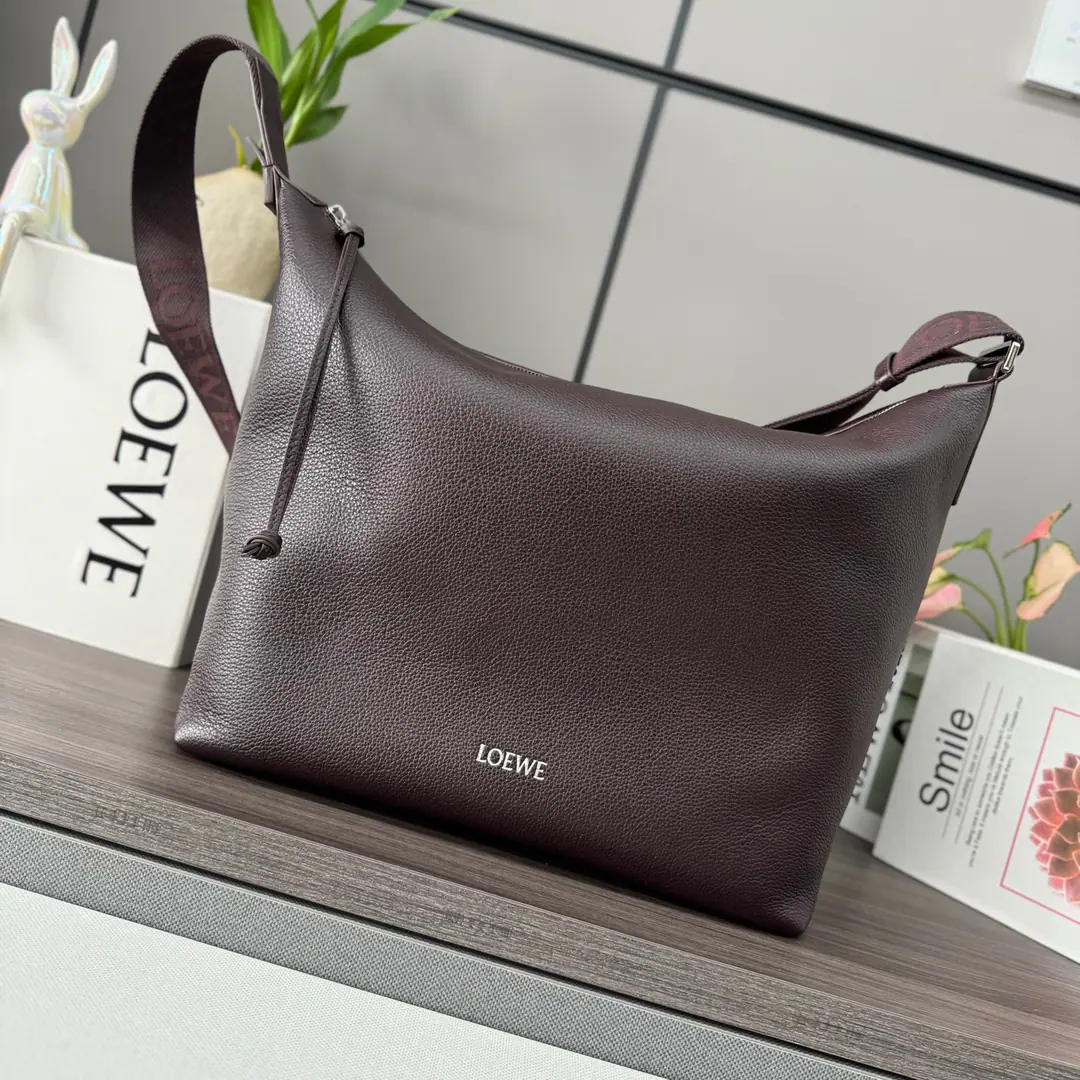 LO℮w℮🌟New soft-skinned cow leather.𝒄𝒖𝒃𝒊 Slanting bag.It's a big, soft handbag.*It's easy to fit into the body.. Can be released13Inches of laptops, Slashable, ♪ Shoulder bag ♪*🉑️ReconciliationLO℮w℮Weaving*- We're going to pull the chain., Bull leather zipper.*An internal bag..The velvet is lined.*LO℮w℮Hot silver.. size: 44*30*18cm Model: 062240
