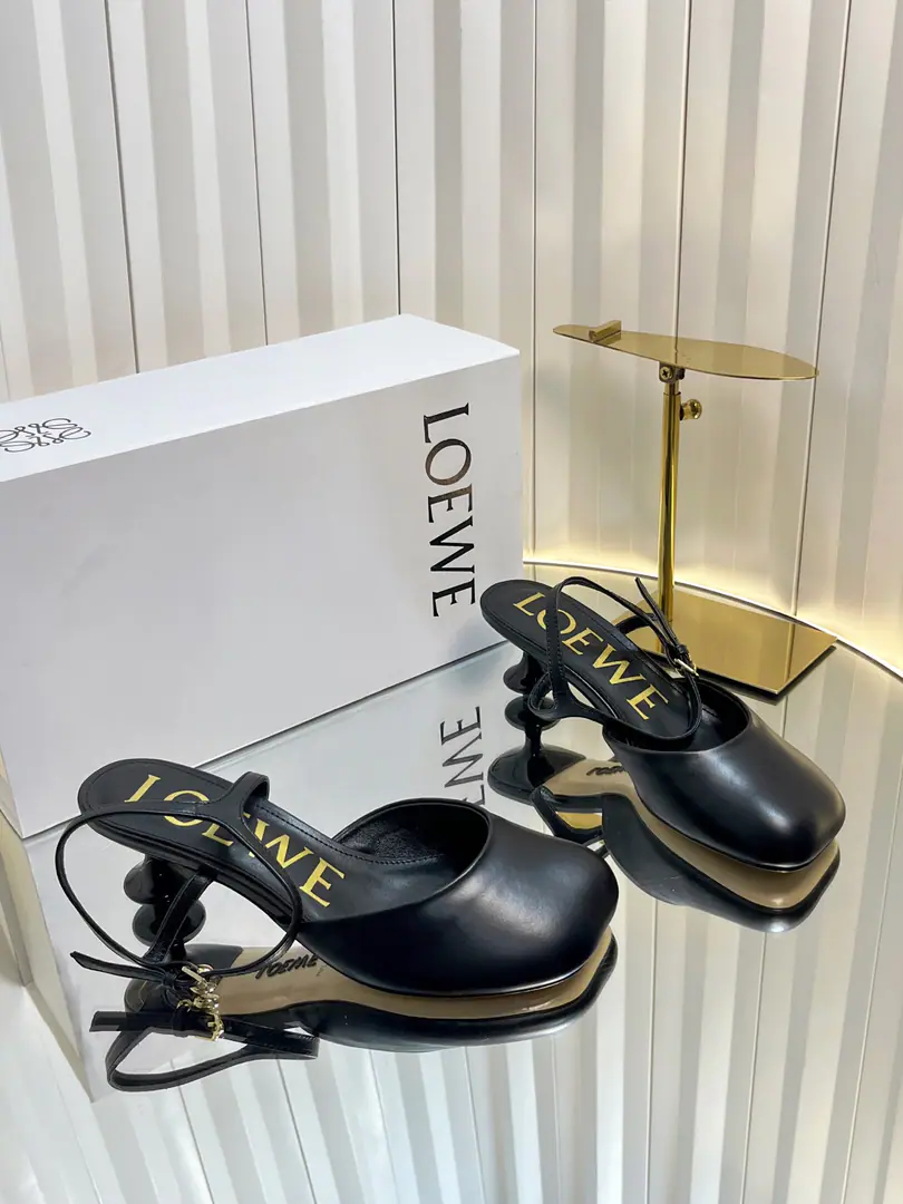 Requisition levelLOEWE｜Loi Yi Wai.2026The new one is always a pair of sandals. 2026ssLoi Yi Wai.LOEWE [Fireworks][Fireworks]SSSummer-limited slippers., It's a hottest color., Real leisure-style dance shoes., The beauty of Cain., Use a delicately imported cow skin., Touch the skin like a baby's skin., It's like you're not wearing it., It's so light. Super soft It's so cozy., The foot is really beautiful.！！！Very recommended., The most gorgeous thing in superfashion Paris.💡, The star of the game. Fabulous.: Original cow skin/Drilling. Uchi.: In the original sheep's skin. He's tall.: Floor/5cm/9cm Shoes under the sole.: The original is really a big one. Size: 34-43（34.40.41.42.43）Make a reservation.