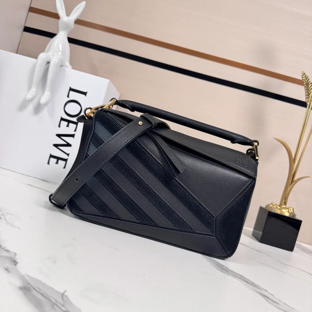 L⊚℮w℮New paragraph🌟Puzzle It's a long-form shape with a single geometric line.🆕 The small version is made of classic cow leather and fuzzy leather., A flower stripe with a specific pattern*♪ And I can't bear ♪, Slash or handheld Disableable resonable sundries*- We're going to pull the chain., Bull leather zipper.*An external zipper back pocket., An internal bag.*In the furded liner.*Anagram Ballast size:24*10.5*16CM Model: 262588