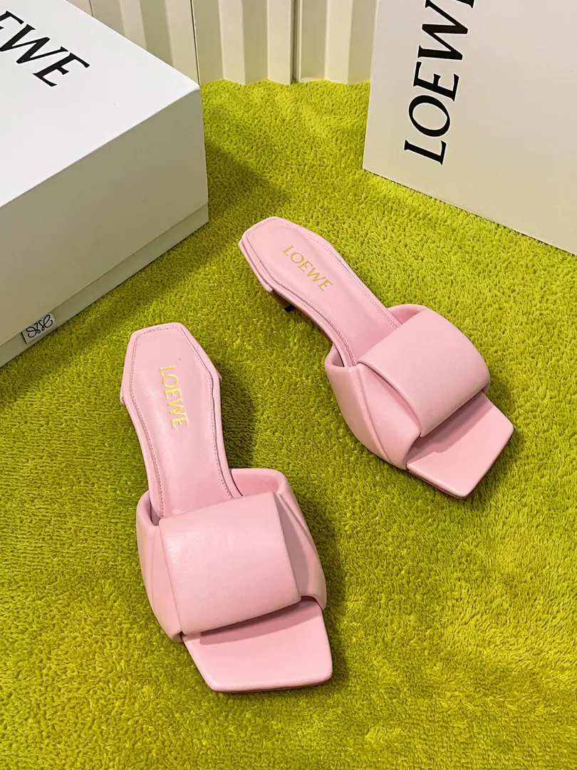 Requisition levelLOEW* Loi Yi Wai. 26ss Spring and summer brand new. A little heel slipper. The crazy grass is a little more clean and elegant. The motten air of the first autumn was made of super soft sheep., I got a shoe on the bottom. The petals are a smoothing image. Soft Napa skins and shoes., It's backed by a very simple structure., Make a two-foot naked experience., I'll let you walk all day. ♪ To keep you alive ♪ And the color is pretty., The upper foot is full of gas. The shoes are soft sheep. He's tall.4cm Inner feet. Lamb skin. Italian imports are so much of a skin. Size: 35-42（40 41 42 Custom without re-offer）