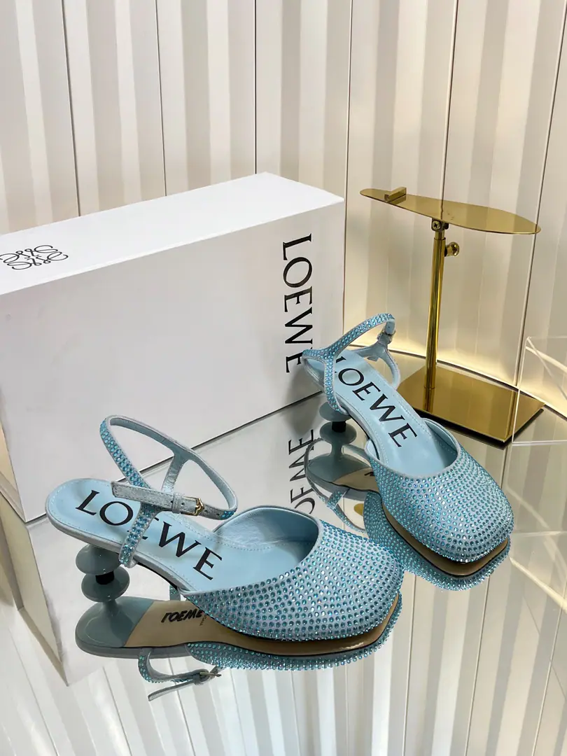 Requisition levelLOEWE｜Loi Yi Wai.2026The new one is always a pair of sandals. 2026ssLoi Yi Wai.LOEWE [Fireworks][Fireworks]SSSummer-limited slippers., It's a hottest color., Real leisure-style dance shoes., The beauty of Cain., Use a delicately imported cow skin., Touch the skin like a baby's skin., It's like you're not wearing it., It's so light. Super soft It's so cozy., The foot is really beautiful.！！！Very recommended., The most gorgeous thing in superfashion Paris.💡, The star of the game. Fabulous.: Original cow skin/Drilling. Uchi.: In the original sheep's skin. He's tall.: Floor/5cm/9cm Shoes under the sole.: The original is really a big one. Size: 34-43（34.40.41.42.43）Make a reservation.