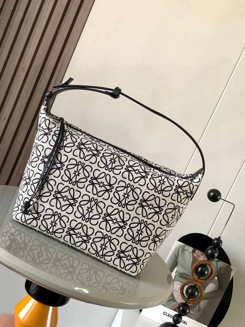 [A gift.]Anagram Plumbing and cattle leather. Cubi The big bag.💋- The lunch bag.～CubiThe lunch box.👜The happy season is...CubiHere.！L0ewe The latest armpits are under the bag. Cubi💄The embroidery design has its own sense of excellence. You can put a little bit of skin in white.T🏆It can produce an amazing chemical reaction.👑The twigs are very well adjusted., Not too much of a burden., A little bit., Free your hands., Handheld, The armpits look good on your shoulder. Large capacity, He's still a little self-respected.！It's so cute.🌹Come on, open it.“Blow up the street.”Mode🍎Cubi Anagram The bag is a big shoulder bag., With a cow leather base and a soft wrap.. This version uses cow leather and Anagram - It's made of flowers.！🍺🍺 Large size:35~21~16CM Paragraph: 9008 Colours: A big black flower.