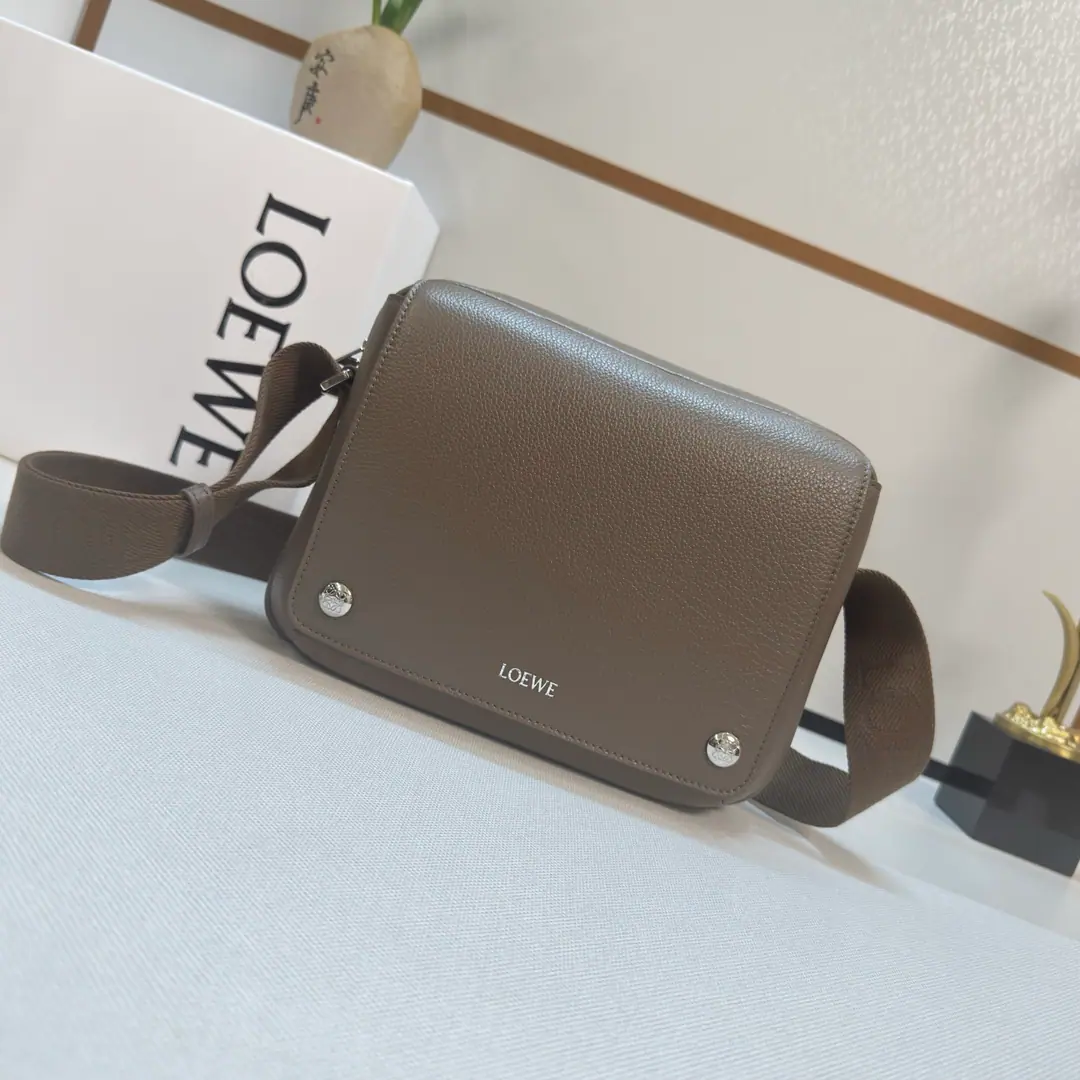 LO℮w℮🌟New paragraph The little one is soft-sprayed, cow leather.PebbleMailman's bag..Use practical precision design.With a double mark.Anagram Pebble.This version is made of soft-pumped cow leather.. AdjustableLO℮w℮Weaving*- We're going to pull the chain.*A button opens the front pocket., An internal bag. In the furded liner.LO℮w℮Hot silver., Anagram Pebble. size: 23*18*9cm Model: 652441