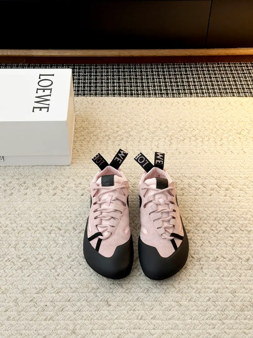 𝐋𝐎𝐄𝐖𝐄Roy Wedd's shoe., It's delicate., With black rubber shoes., Jane and modern.. The tongue and the back of the shoe have branded ribbons., Full Details. Shoes are comfortable., Fit for daily wear or light exercise, Purple eye-sucking., It's a good time to be free or on the street.！ LoeweLoi Yi Wai. Latest26SS Showtime. Retro. Thick Leisure Sports shoes - Tetsu. Gumps. AnagramMark, It's a very good recognition.！Underlying thick rubber shoes, The grip and comfort are great., Daily commute, You can ride easy when you're free to go. Retro and modernity., Black-and-white., You can dress up in pants.holdStay., ♪ Easy to build fashion styles ♪ Send a cabinet for fine packaging ➢Shoe-faced material: Original customized head-level cattle skin ➢The contents of the shoes.: Imports of soft sheep skins ➢Shoe bottom material: Original modeling of slide-resistant rubber material ➢Shoes.: Women35-39Men39-45（Women40Men45Custom without re-offer）