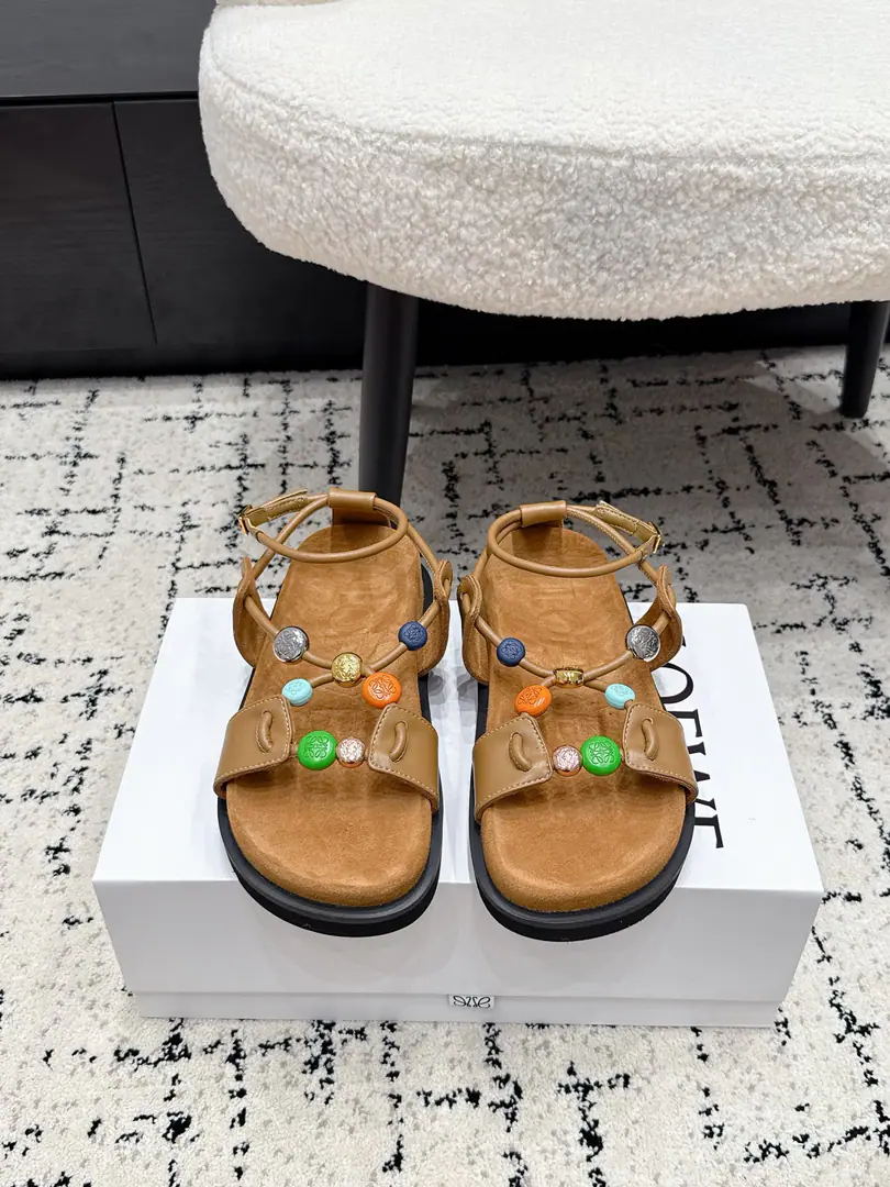 LOEWE Loi Yi Wai. 26/ Spring and summer. Straps with thick sandals. It's a summer-time thing.LOEWE- Slurp-down sandals., I'm gonna put a little bit of art and comfort in it.. It's designed to carry the snug properties., The colored buttons on the shoe face are the brightest of the whole pair of shoes., Like putting a color palette on your feet., Every one of them is a little bit of a little bit of a little bit of a little bit of a little bit of a little bit of a little bit of a little bit of a little bit of a little bit of a little bit of a little bit of a little bit of a little bit of a little bit of a little bit of a little bit of a little bit of a little bit of a little bit of a little bit of a little bit of a little bit of a little bit of a little bit of a little bit of a little bit of a little bit of a..., Bring your own recognition., Just keep going back on the road.. It's not just a simple or a personal thing., It's a good way to be a little more colorful., It's the brightest thing in the shape.. The strapped design is fit to the foot., Don't be afraid to fall., Daily commute, I'm out shopping., It's all right for a beach vacation., Comfortable and comfortable.. ✔️Fabulous.: Bullskins. ✔️Uchi.: Lamb skin. ✔️Otsumi!: The rubber floor. ✔️Size: 35-40（40Do it.）