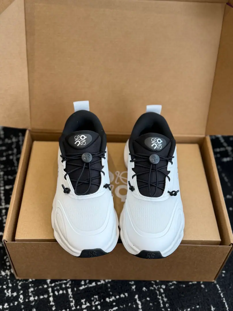 Dong-hoon's sub-purchase level Loi Yi Wai.LOEWE🇨🇭OnRun! XJoint contributionsCloudsolo Loewe 3.0 No shoelaces. It's cozy. Low-end running shoes. Same sex. I'm a sneaker. 【New Express】Loewe X On 26Autumn Winters Update Series 🥳Loewe X OnA series of high-performance costumes., MatchOnThe first time we've ever been together, we've got a new sports shoe.Cloudsolo, It makes it easier for you to behave.. 🔥CloudsoloNice running shoes.Loewe♪ Loi Wei andOnThe sign of the run., "with a sculptural sense of integration of the bottom of the cloud's shoes.". The core is...OnSignalCloudTec®Seismic technology, This time, we'll re-engineer our shoes with one cloud of elements.. Helion™The bottom of the super-bumble and the flexibilitySpeedboardThe board provides comfort and exercise control., And the shoes fit in.LoeweDesign. Semi-transparent Net Eye, Details of the elastic dry shoe belt and pebble buttons, To improve the shape with a low profile and practicality. The sneakers are green., Orange red., The green green is the bright color., It also provides soft and neutral colours to meet daily needs for tweaking.. ⭐Luxury touch combined performance technology, The contours of achievements designed specifically for urban life, Including the velvet coats., Pants and classic coats.. 👏Loewe X On 26The Autumn and Winter Cooperation series has been set up with overseas power suppliers., It's worth the attention.！ Size 36 37 38 39 40 41 42 43 44 45 （45Custom）