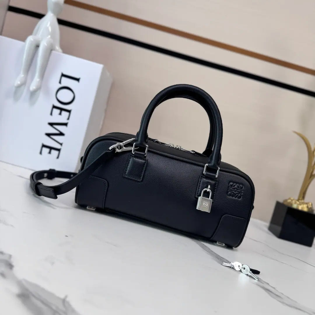 LO℮w℮🌟New paragraph Mini-Man. Amazona 23 Cropped Handbag. *bowling bag.🎳Newest Size🆕 Born in1975AgeAmazonaThe handbag is re-formed to the length of the stick., Pertinent markerityAmazonaMarking, This version is made of Napa cattle leather.*A small lock is attached as a new icon🔒To match modern lifestyles that electronic devices often store in packages*And it's designed to be updated to double zipper., Open and close easily*Details of the leather handle and the Cape of the Gu.*🉑️Slash🉑️♪ Shoulder ♪🉑️Hands. *A little bun is showing up like a school of fancy.. Model: 062417 Size:23*10*11CM