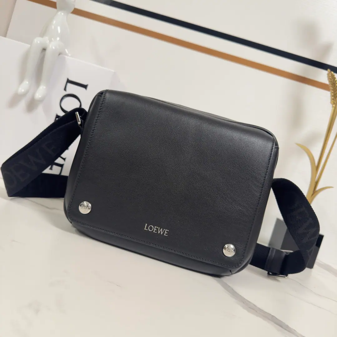 LO℮w℮🌟New paragraph number soft cow leatherPebbleMailman's bag..Use practical precision design.With a double mark.Anagram Pebble.This version is made of soft cow leather. AdjustableLO℮w℮Weaving*- We're going to pull the chain.*A button opens the front pocket., An internal bag. In the furded liner.LO℮w℮Hot silver., Anagram Pebble. size: 23*18*9cm Model: 652441