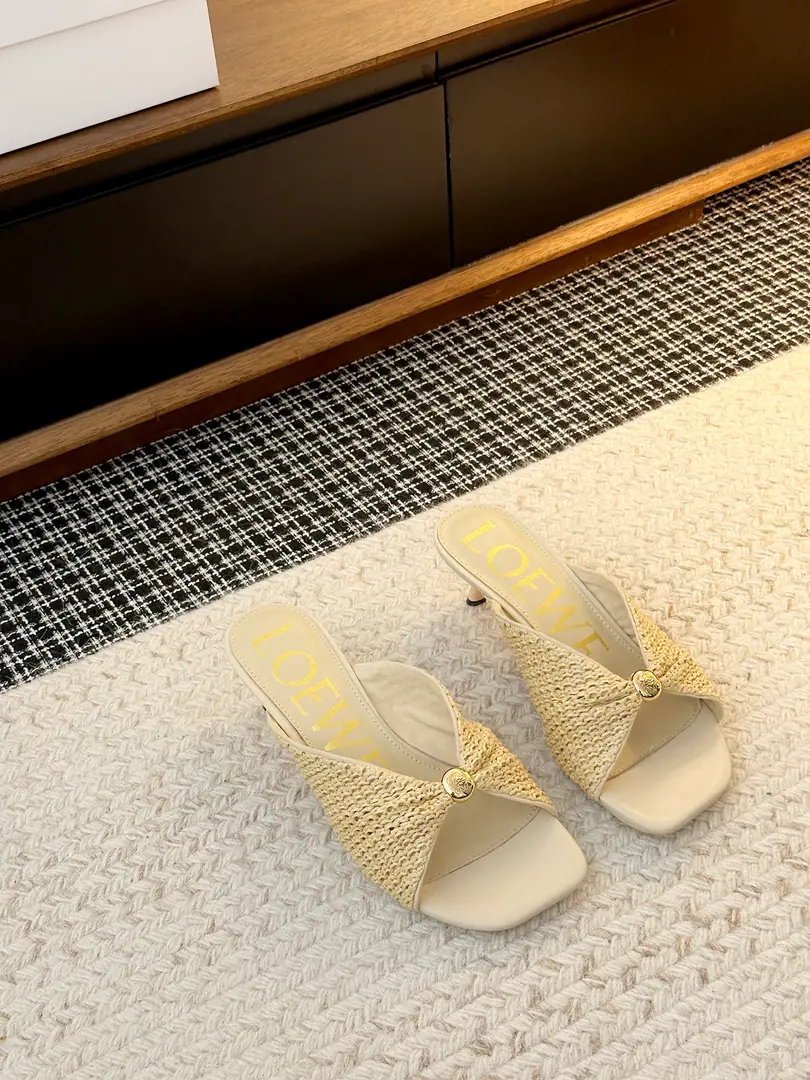 𝐋𝐎𝐄𝐖𝐄Loki Wei Chun-suk slippers Super-fiancées wear great slippers. He's a good one.～～The crazy grass is a little more clean and elegant. And the color is pretty., The upper foot is full of gas., He's so handsome and handsome. ✨Shoe-faced material:Raphigrass.+Original Weaving Special Materials ✨The contents of the shoes.:Lamb skin. ✨Shoe bottom material:Original customised pamphlet rubber base ✨Shoes.:Female35-42(41.42Custom without re-offer）