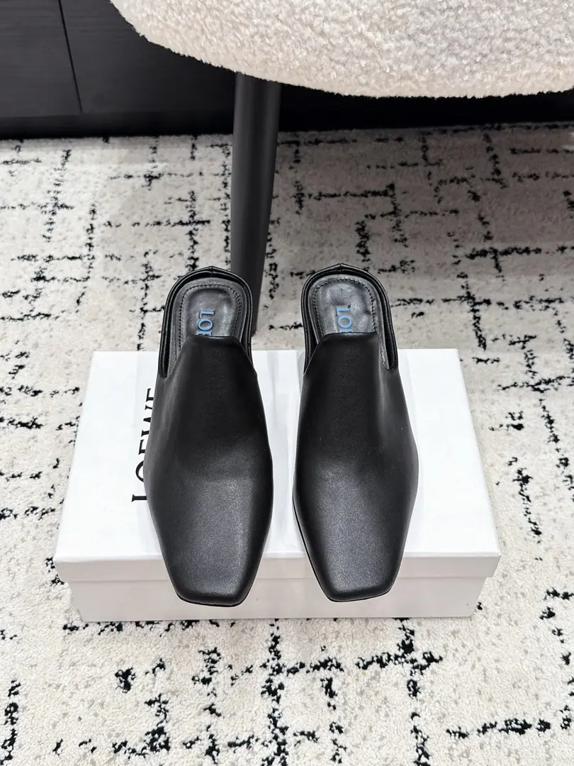 LOEW*26/ The new leader Muller is half-drawn. The shoe of a lazy man with a sense of excellence., A stump can put on a high-profile style without any effort.. Design with a sharp cut of the head, Lines are simple and fluid., A low-key quality., Different colors fit different styles, Yes, I can.holdA very good job., And it's a natural, loose shape.. It's all about the combination., With suit., Straight pants., Half-clothed., Even a dress can be easily managed., I don't care if it's a commuter., You're going out or out?, One pair will make the whole scene look good.. ✔️Shoe.: Bullskins. ✔️Uchi.: Lamb skin. ✔️Otsumi!: That's a big one. ✔️He's tall.: 5.5cm ✔️size: 35-41Code（40, 41Code custom is not to be changed）
