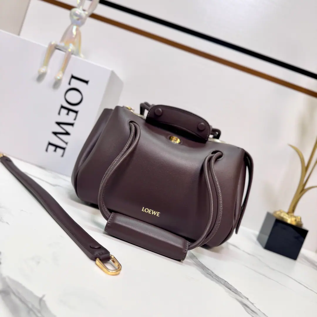 The Lok family.🌟New paragraph🆕The little soft cow leather. Madrid Handbag. Madrid Soft structural silicon shape., Use angular support design, Matchable to adjust the handler and Pebble Magnetic buttons. This small version is made of soft cow leather.. ♪ And I can't bear ♪, Slash or handheld*Regable shoulder belt, We'll have a leather stretch.Anagram Pebble Magnetic button opening, - We're going to pull the chain. A zipper bag., An internal position. Anagram Pebble Metal toe nails Napa sheep leather liner. size:23.5*10*19cm Model: 012452