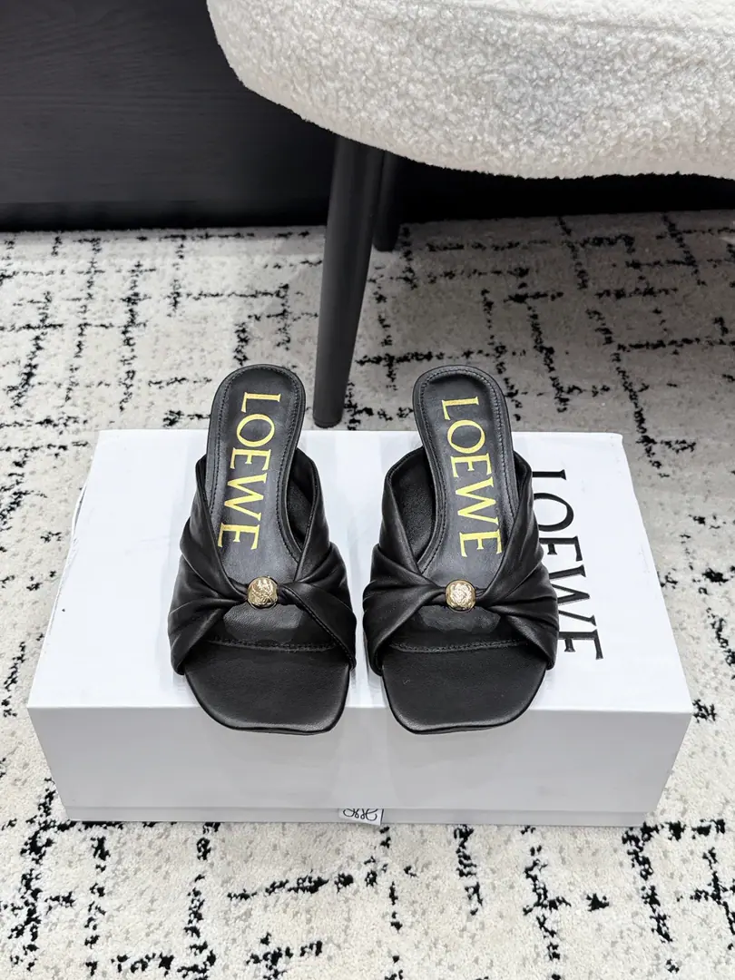 LOEWE Loi Yi Wai. 26/ Spring and summer. Personally wrinkled heels. Cats and sandals. The crazy grass is a little more clean and elegant., ♪ To keep you alive ♪ And the color is pretty., The upper foot is full of gas., He's so handsome and handsome. ✔️Fabulous.: Bullskins. ✔️Uchi.: Lamb skin. ✔️Otsumi!: Italy is a big-ass country. ✔️He's tall.: 4.5cm ✔️Size: 35-41（40.41I'll make sure I don't change it.）