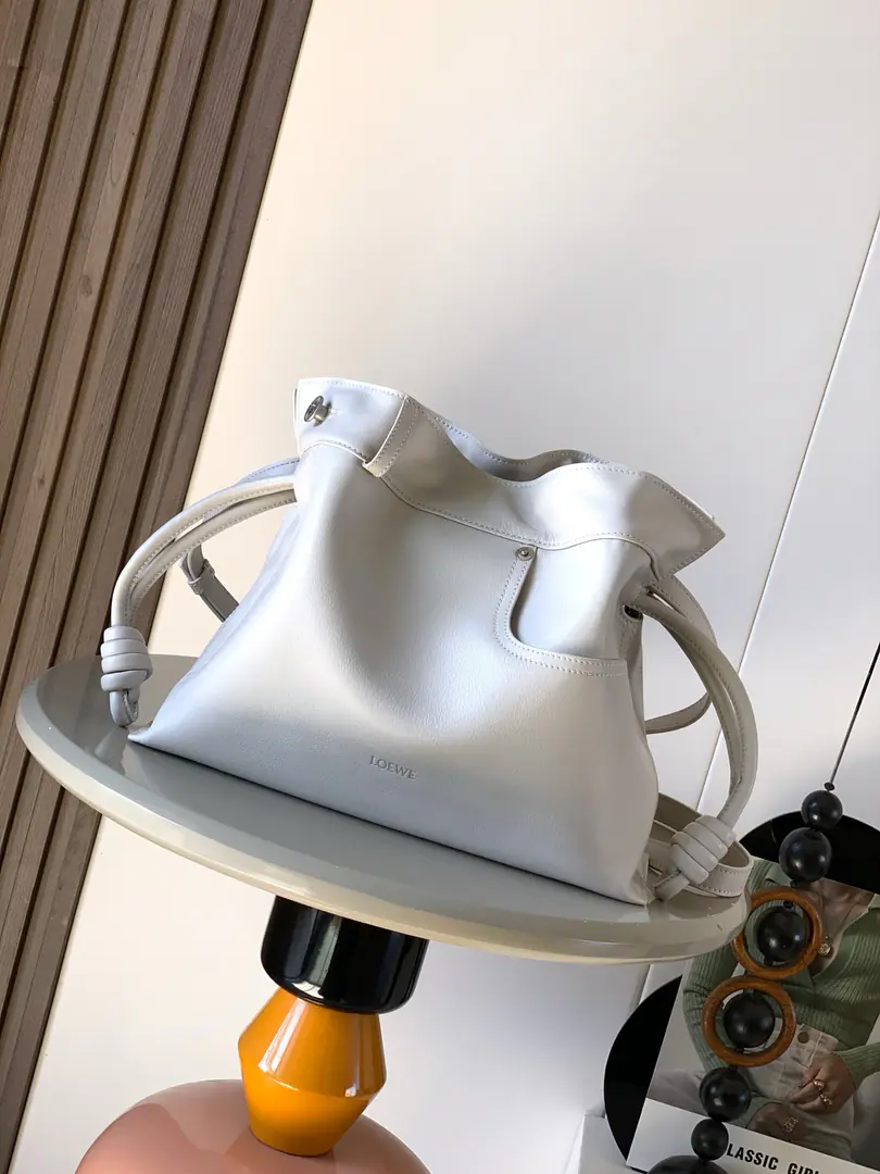 🔥The star is the same.,New version of the Fukuoka30CM🔥 The medium-sized bright-faced cow skin innovation.FlamencoHand in hand, bag.🔥Use a zipper to tighten it., And a sign of a wheel.💄This version is made of Napa cattle leather.💥I have to say..., This brand is all about the softness and pragmatism of the leather.Flamenco KnotIt was a great show.💣You can feel it all you want.Flamenco KnotI found it.🌻We'll combine the ropes with the Tott bags., It's a different feeling for the girls.🌹It's not as simple as it looks., But it's special., It's a good thing.🎁The name of this bag is the same as the French French gypsy dance in Spain.👑It's also a design style that means that Lo is a graceful and personalist.💖Skin is a smooth Spanish cow.👜It's so soft., Refruit leather line.🌞It's solid and swipe., It's a big shot., Except for what I can do.shoulder bagOr a handbag.🩵A special pull-line design., And soft leather loading., Tighten the ropes and the line is more fluid., It's a great place to work and to be free. Dimensions: 30CM~24.5CM~10.5CM Paragraph: 9110 Colours: Light and light.