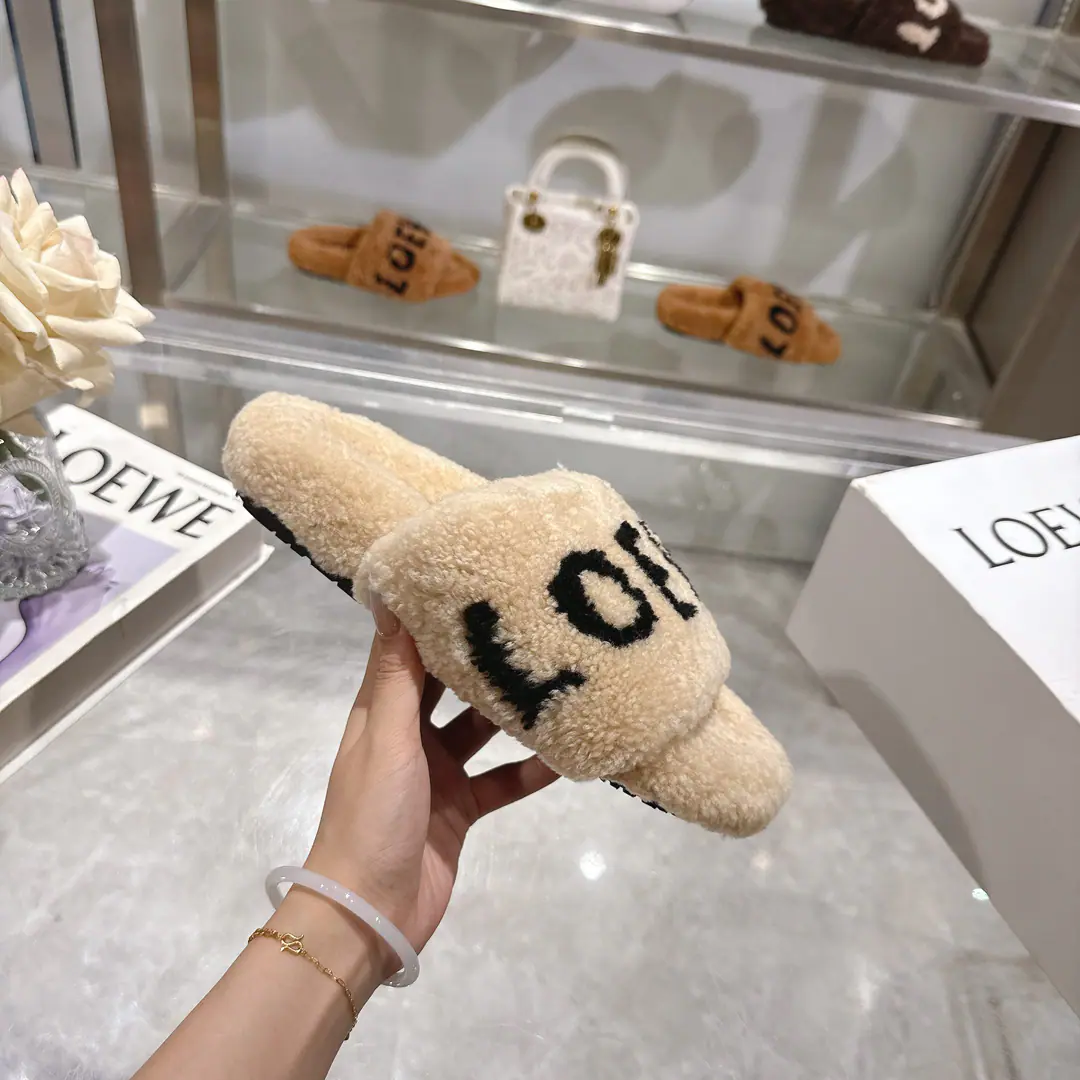 Plant price LOEWEThe classic autumn and winter letters, hairy slippers.💗 Too many shoes this season. It's so cute to be able to get out of my way.～ The fur is a European import.ATijuana. We'll be as full as we've been. All of them with pure wool, not a man-made hair.！ We chose the same version as the original.TPUMaterial The film is skating and skating.！！ Codes: 35-40 （41）Do it.
