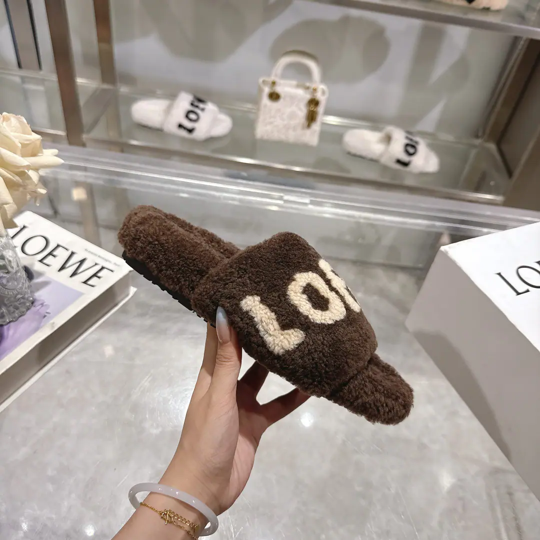 Plant price LOEWEThe classic autumn and winter letters, hairy slippers.💗 Too many shoes this season. It's so cute to be able to get out of my way.～ The fur is a European import.ATijuana. We'll be as full as we've been. All of them with pure wool, not a man-made hair.！ We chose the same version as the original.TPUMaterial The film is skating and skating.！！ Codes: 35-40 （41）Do it.