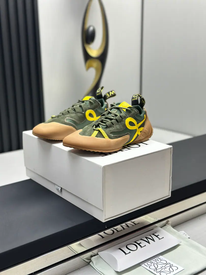 The factory is selling it. （Aircraft boxes are packed）Loi Yi Wai. Loew* NewFlow Runner2.0A series of new sports shoes. New colored relic series of sneakers The baby that was planted by his family..Don't miss the style this time..A new color mix that's light and comfortable..It's perfect for spring and summer. The most special part is its very bottom., The whole thing goes through the shoe., Shoes under the sole., Shoestails. The side is clear.Logo A very low-key sneakers. Shoe.: Cowskin./♪ nylonbubs/- Oh, Pete. Uchi.: Import soft sheep skin Otsumi!: EVADouble-coloured rubber base Codes: 35-45（Couple money. )
