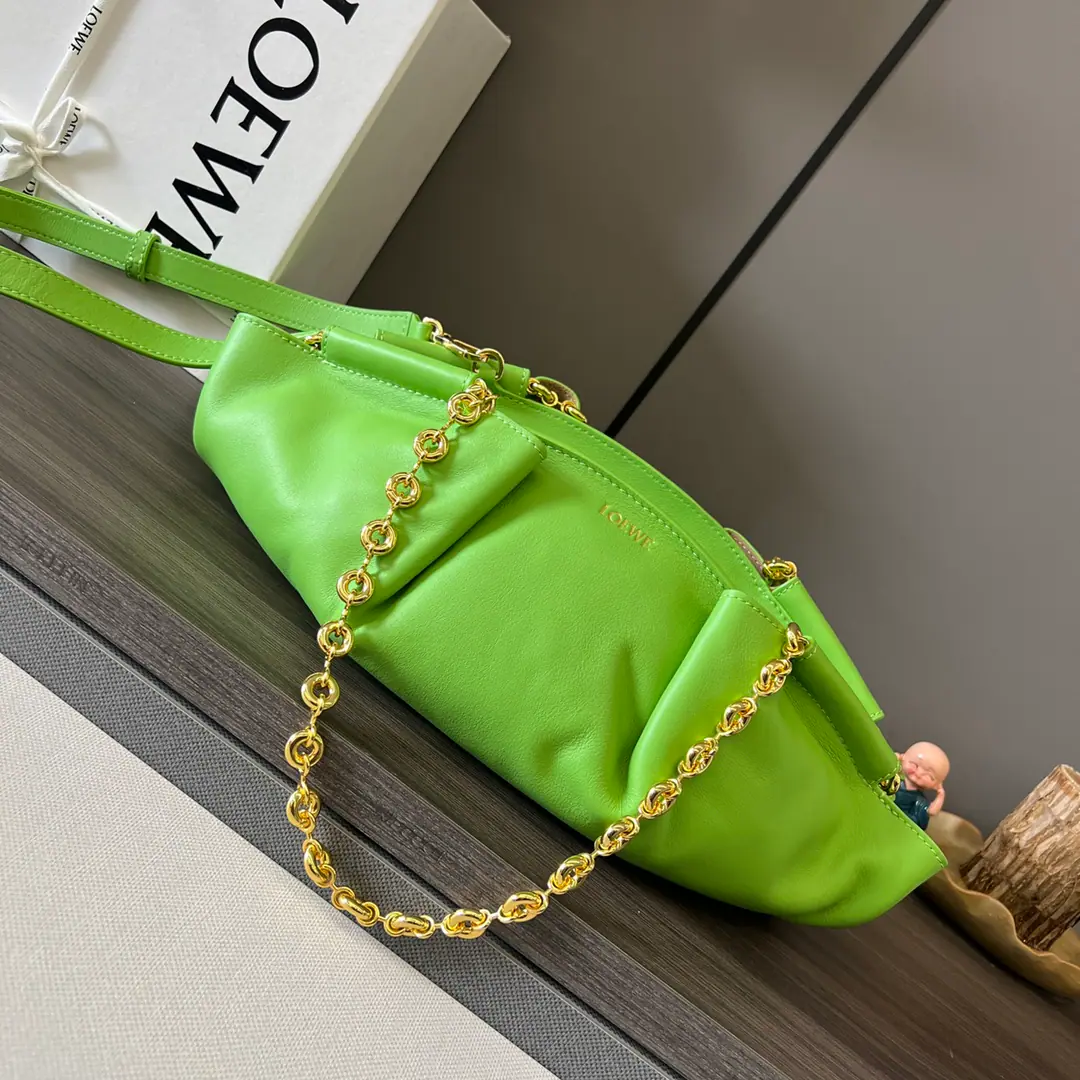 𝑳Home.🌟New little cattle leather belt chain.⛓️PaseoHandbag. You're a good worker.🆕A simple contours., It brought with it a unique, soft and super light compound.🌟The chain of arms is made of a shiny napa leather., And with extra leather tape.. Hands or shoulders.*Dismantled and modifiable leather sundries*Top invisible zipper.*In the gold-velved leather liner.*Loe*weHot gold.. size:35*11.5*21cm Model: 062247Chain clause