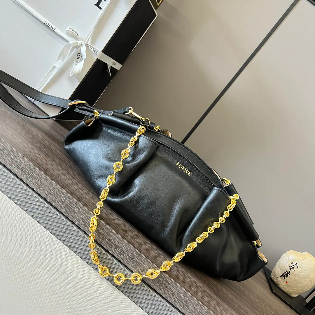 𝑳Home.🌟New little cattle leather belt chain.⛓️PaseoHandbag. You're a good worker.🆕A simple contours., It brought with it a unique, soft and super light compound.🌟The chain of arms is made of a shiny napa leather., And with extra leather tape.. Hands or shoulders.*Dismantled and modifiable leather sundries*Top invisible zipper.*In the gold-velved leather liner.*Loe*weHot gold.. size:35*11.5*21cm Model: 062247Chain clause