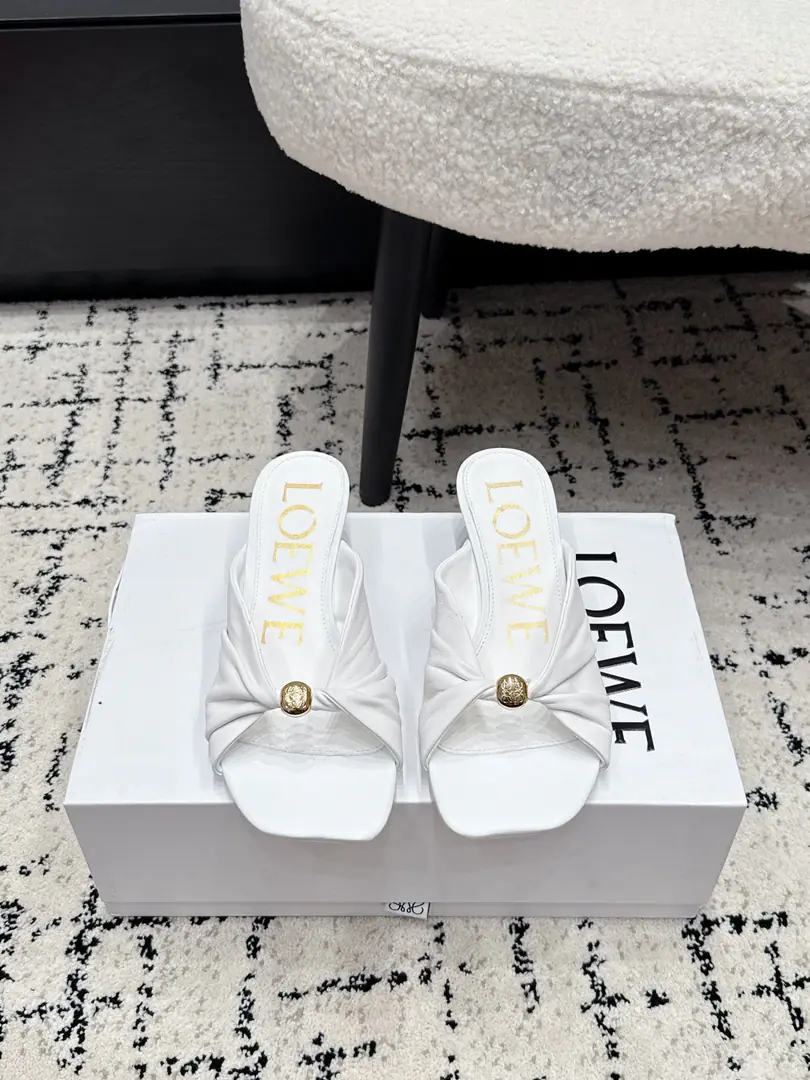 LOEWE Loi Yi Wai. 26/ Spring and summer. Personally wrinkled heels. Cats and sandals. The crazy grass is a little more clean and elegant., ♪ To keep you alive ♪ And the color is pretty., The upper foot is full of gas., He's so handsome and handsome. ✔️Fabulous.: Bullskins. ✔️Uchi.: Lamb skin. ✔️Otsumi!: Italy is a big-ass country. ✔️He's tall.: 4.5cm ✔️Size: 35-41（40.41I'll make sure I don't change it.）