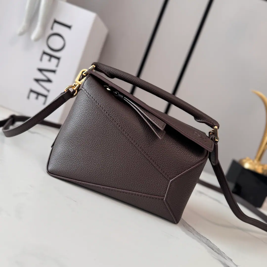 L⊚℮w℮🌟New version🆕 Soft-pumped cow leather.Puzzle EdgeHandbag. 𝑳Home.🆕First-time show handbags launched*The shape of the rectangular body and the precise cutting technique have been created. Puzzle Unique Geometric Lines*This mini version is made of soft pear leather., It's a little bit of an overlap.. Mini-Man.PuzzleIt can hold a small, vertical wallet, for example., Most-sized cell phones.（Max6.1Inches）And sunglasses., Shoulder or slash*Handheld or topheld*Shoulder band adjustable, Disableable*An internal plug and an external back-link pocket.*- Pull the zipper and pull the leather.*Man-tempered cotton canvas liner.Anagram Ballast🌟 size:18*12.5*8CＭ Model: 062312