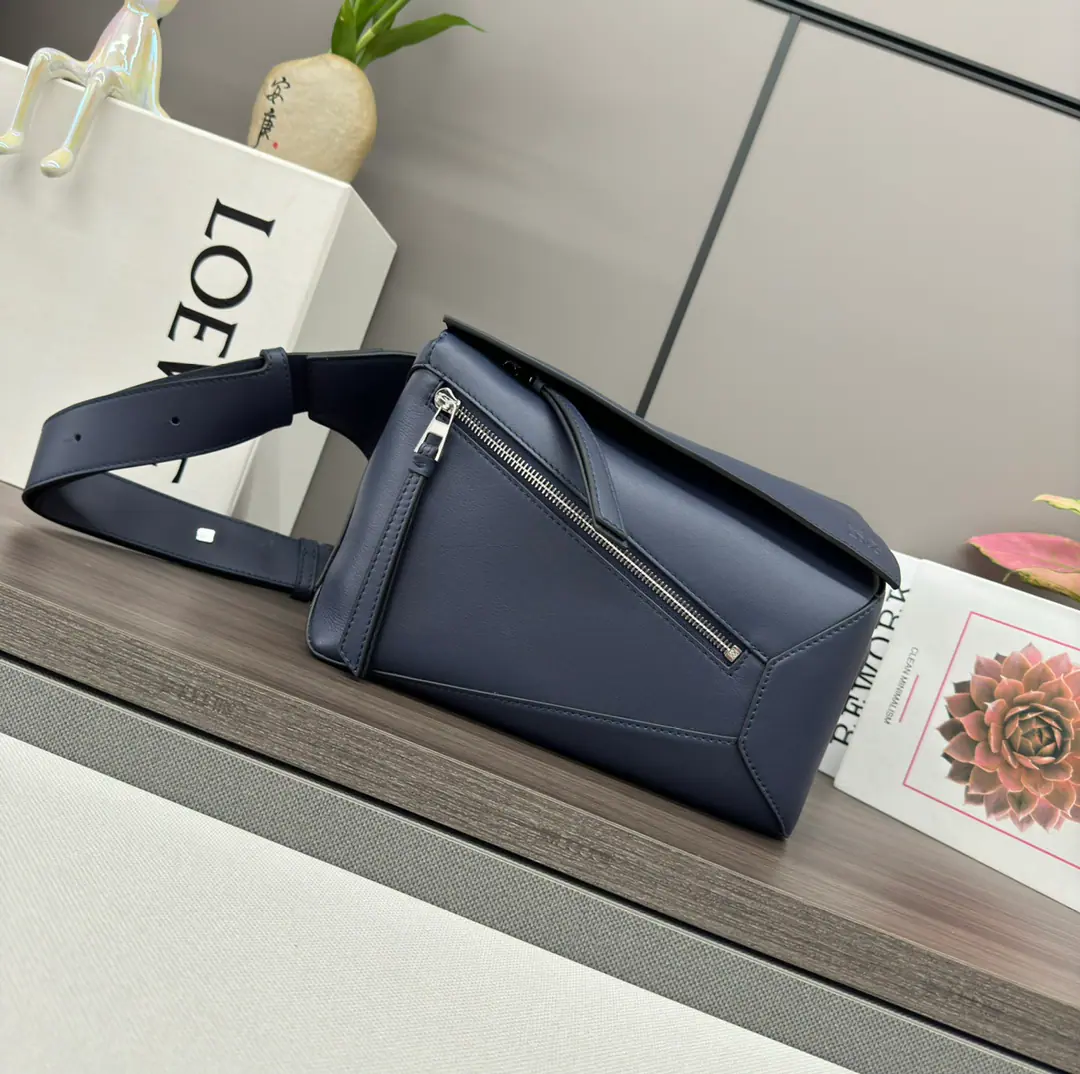 L⊚℮w℮🌟 🔥New version🆕New paragraph The little one is classic cattle leather. Puzzle - The waist bag.🌟 *The shape of the rectangular body and the precise cutting technique have been created. Puzzle The unique geometric line is made of classic cattle leather., It's a little bit of an overlap.. 🉑️Shoulder or slash*The modifiable shoulder belt is equipped with a metal cottang., It's carved.LOEWLogo*- We're going to pull the chain., Bull leather zipper.*External zipping pockets and internal plugs*An external zipper bag.*Man-tempered cotton canvas liner.*Anagram Ballast🌟 size:24*16*10.5 Model: 052344
