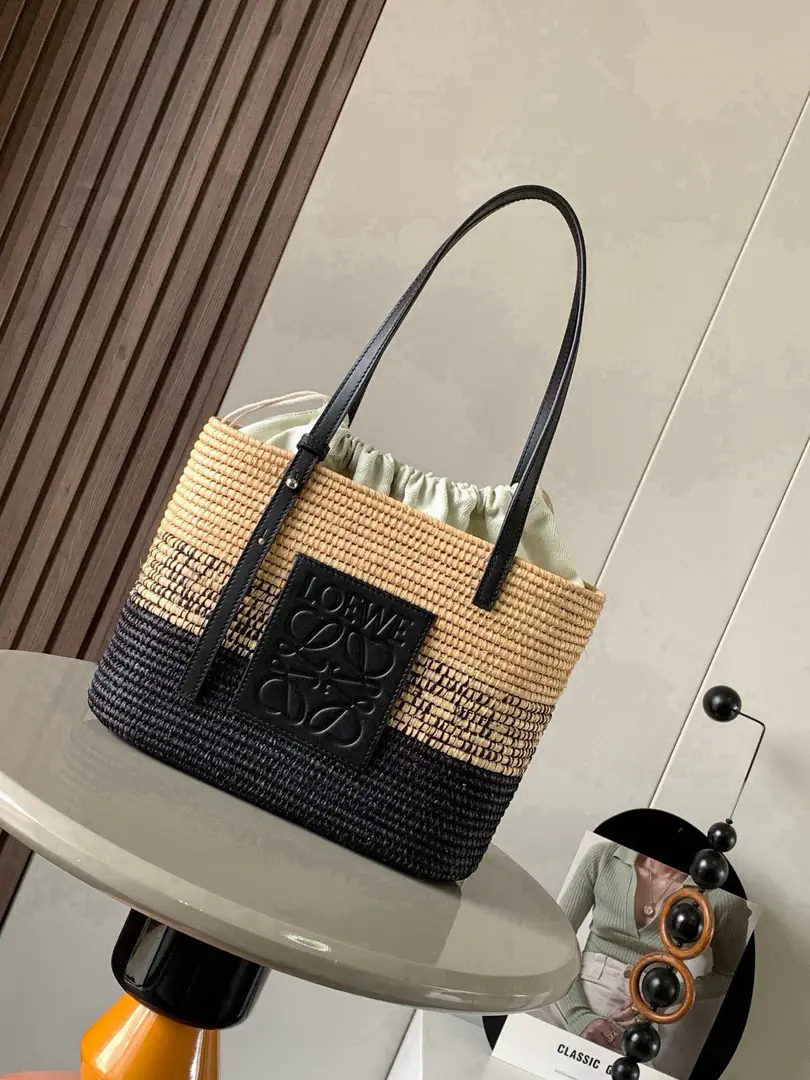 🔥Explosive.🔥Small-size cocoon fibres and cow leather squares. Basket Handbag.🌹This tight square.BasketThe bags were made of pure handweaving and cattle leather.🌼And he's a little self-respected., Simple formula has a meaning.💥Han is wearing this bag. feel I'm here. It's perfect for a trip outside.💄Self-modifiable back belt length, Out-of-country trip or telecommuting.👜Just one ride., It's so nice on your back.👑Square basket It's definitely a package for the beach vacation.🌷There's definitely a leisure bag for the leisure wind., This bag can not only be filled with a bottle.⭐️Even a little umbrella can be installed.. Simple design plus L0💋EWE Mark, A fairy of any age can handle it.💥 Materials: Plant materials（Natural Raphigrass.） Dimensions: 27～20~10CM Paragraph: 8001 Colours: Black