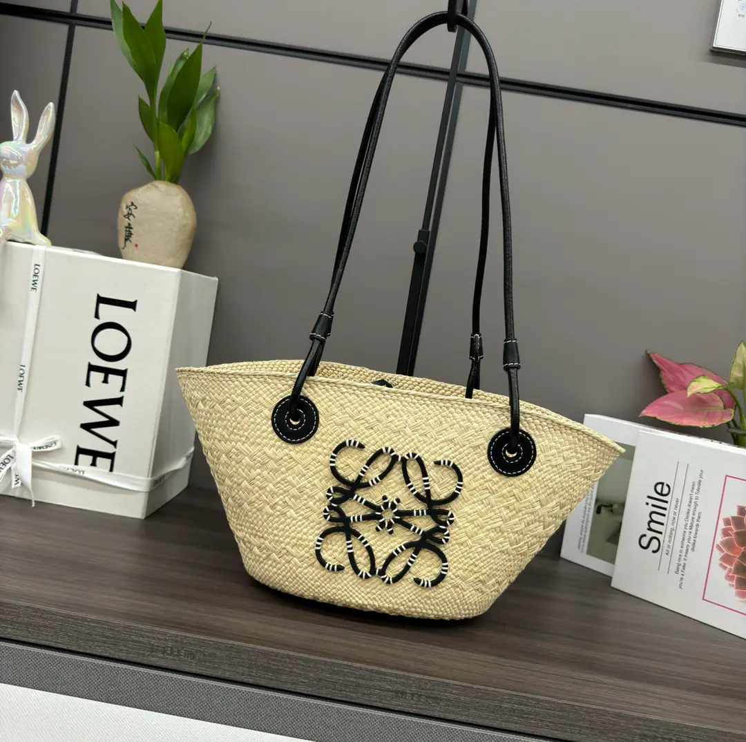 LO℮w℮🆕（High Version）🧺Iraka Palm Fibre and cattle leather Anagram Basket Handbag.*A traditional basket bag.*With a classic hand-woven body., A tube-shaped leather belt and a top handler.*And a piece of cattle leather. Anagram The version of the pressurized patch was made from Iraka Palm., These palm trees are grown in Colombia., Get it and dry it up., Then guided by fair trade principles. Corporación Oficio y Arte Organization of women craftsmen knitting. Hand-held shoulder or top*The leather belt is open.*Customize with personal hangers and tapes*No liner.*As a result of manual production, It may be a little different size., Makes every purchase unique.🧺 Model: 062136（Small） Size: 34*13*16.5CM