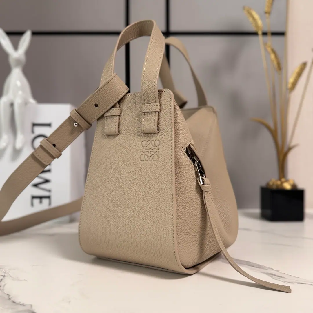 L⊚℮w℮🌟 🌟Soft-pumped cow leather. TightHammockHandbag.（New Dimension） New version🆕Hanger bag. It's a multipurpose bag with a soft side of the bread., It's free to change shape.*This new compact version is made of soft-pumped cow leather.*🆕♪ Shoulder ♪, Slash, Handbags or handheld on top.* Disableable Regable shoulder belt* The inside hook is sealed. *Two inside bags.*Customize with shoulder belts and personal tweaks *An external zipper pocket. *WithAnagramThe man-touched cotton sails.. size: 20*19*14 Model: 652235