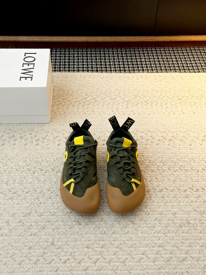 𝐋𝐎𝐄𝐖𝐄Roy Wedd's shoe., It's delicate., With black rubber shoes., Jane and modern.. The tongue and the back of the shoe have branded ribbons., Full Details. Shoes are comfortable., Fit for daily wear or light exercise, Purple eye-sucking., It's a good time to be free or on the street.！ LoeweLoi Yi Wai. Latest26SS Showtime. Retro. Thick Leisure Sports shoes - Tetsu. Gumps. AnagramMark, It's a very good recognition.！Underlying thick rubber shoes, The grip and comfort are great., Daily commute, You can ride easy when you're free to go. Retro and modernity., Black-and-white., You can dress up in pants.holdStay., ♪ Easy to build fashion styles ♪ Send a cabinet for fine packaging ➢Shoe-faced material: Original customized head-level cattle skin ➢The contents of the shoes.: Imports of soft sheep skins ➢Shoe bottom material: Original modeling of slide-resistant rubber material ➢Shoes.: Women35-39Men39-45（Women40Men45Custom without re-offer）