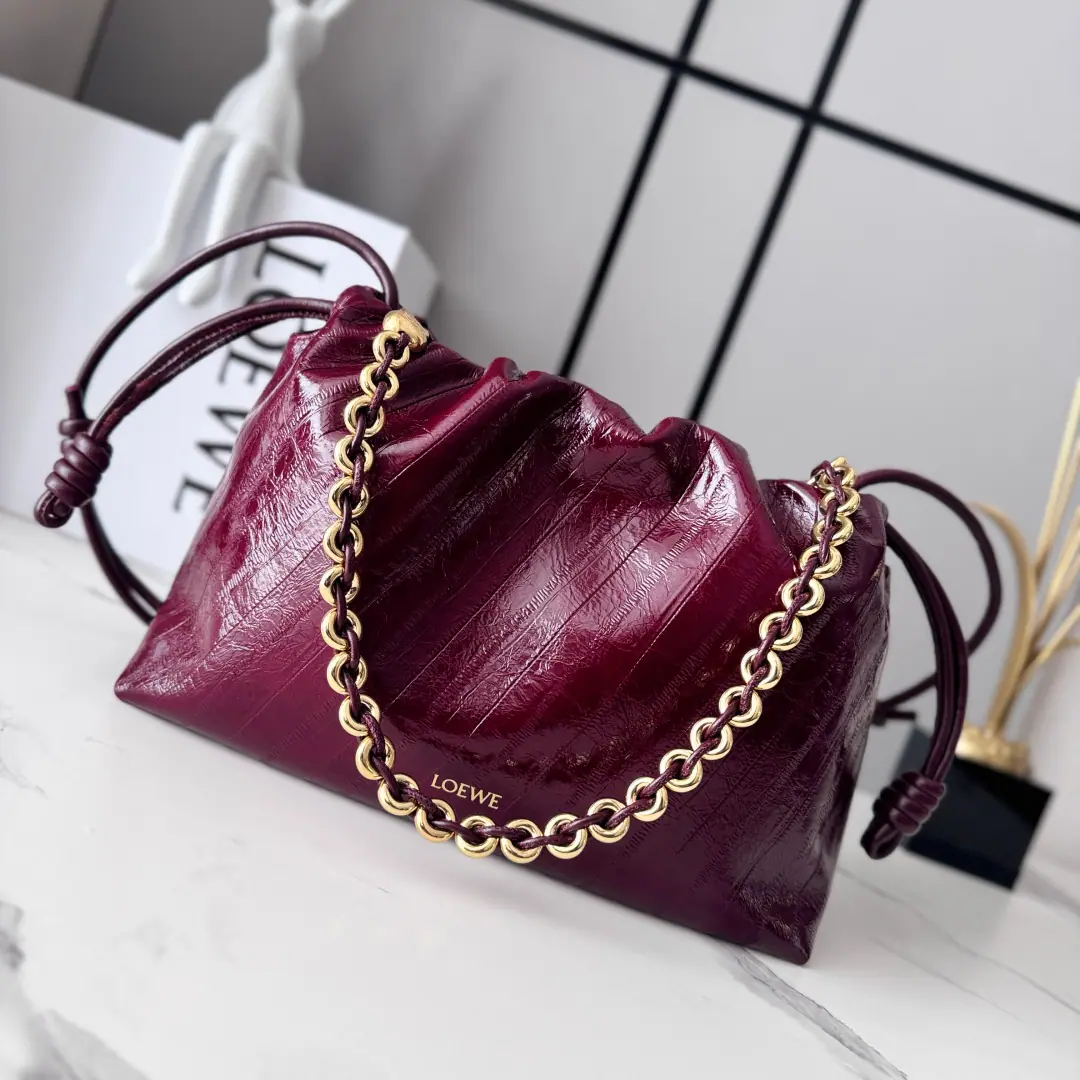 LO℮w℮🌟The middle-sized alligator leather.Flamenco Purse Handbag. It's made of leather., Key details of the side combination with the marker ropes.. It's a lot of fashion., It's a handbag., And with a doughnut chain., Or a leather strap.. This version is made of soft crocodile-creeded cow leather.. ♪ And I can't bear ♪, Slash or handheld*Dismantled to adjust leather shoulder belts*Can take out doughnut chains*Anagram Crawl.*Low-key buttons open.*Fly-faced liners with gold or silver.*(A metal chain with a long leather shoulder belt.） Model: 012403 Size: 30*10.5*20CM