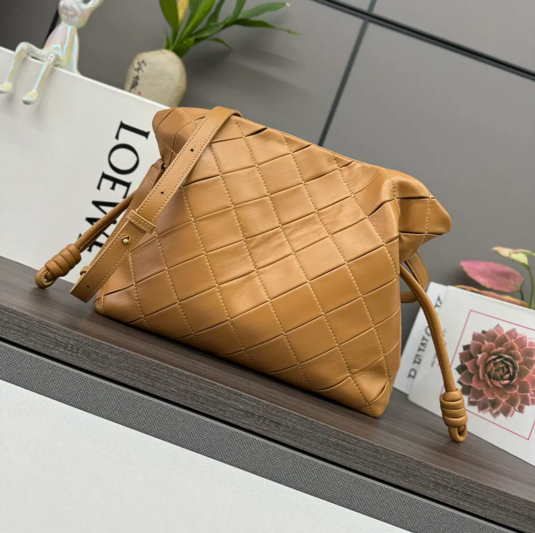 LO℮w℮🌟New paragraph 🆕Medium-sized beam, Napa sheep skin.Flamenco Fukuoka's hand is carrying the bag.💥It's tight by the zipper. And a sign of a wheel.. The medium version is made of the light napa sheep leather., By hand., Sewing and sewing. *MediumFlamencoI can charge a big wallet., All types of phones. Or one.A5Notebook, The milliliter canteen and the sunglasses.*🉑️♪ Shoulder ♪, Slash or handheld*🉑️Disassemble🉑️Regulate Shoulder*Fine buttons*In the leather lining.* Model: 262487 Size:30*24.5*10.5cm