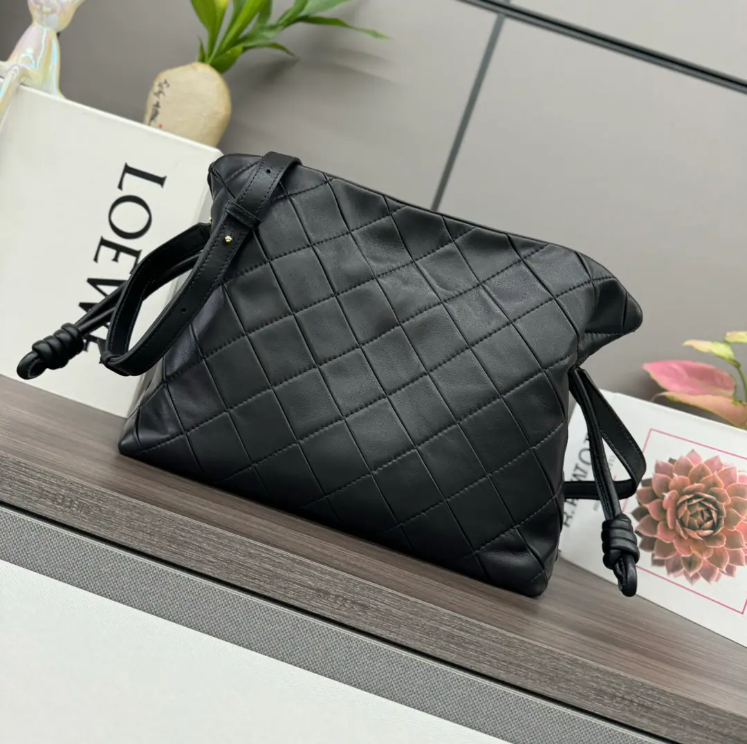 LO℮w℮🌟New paragraph 🆕Medium-sized beam, Napa sheep skin.Flamenco Fukuoka's hand is carrying the bag.💥It's tight by the zipper. And a sign of a wheel.. The medium version is made of the light napa sheep leather., By hand., Sewing and sewing. *MediumFlamencoI can charge a big wallet., All types of phones. Or one.A5Notebook, The milliliter canteen and the sunglasses.*🉑️♪ Shoulder ♪, Slash or handheld*🉑️Disassemble🉑️Regulate Shoulder*Fine buttons*In the leather lining.* Model: 262487 Size:30*24.5*10.5cm