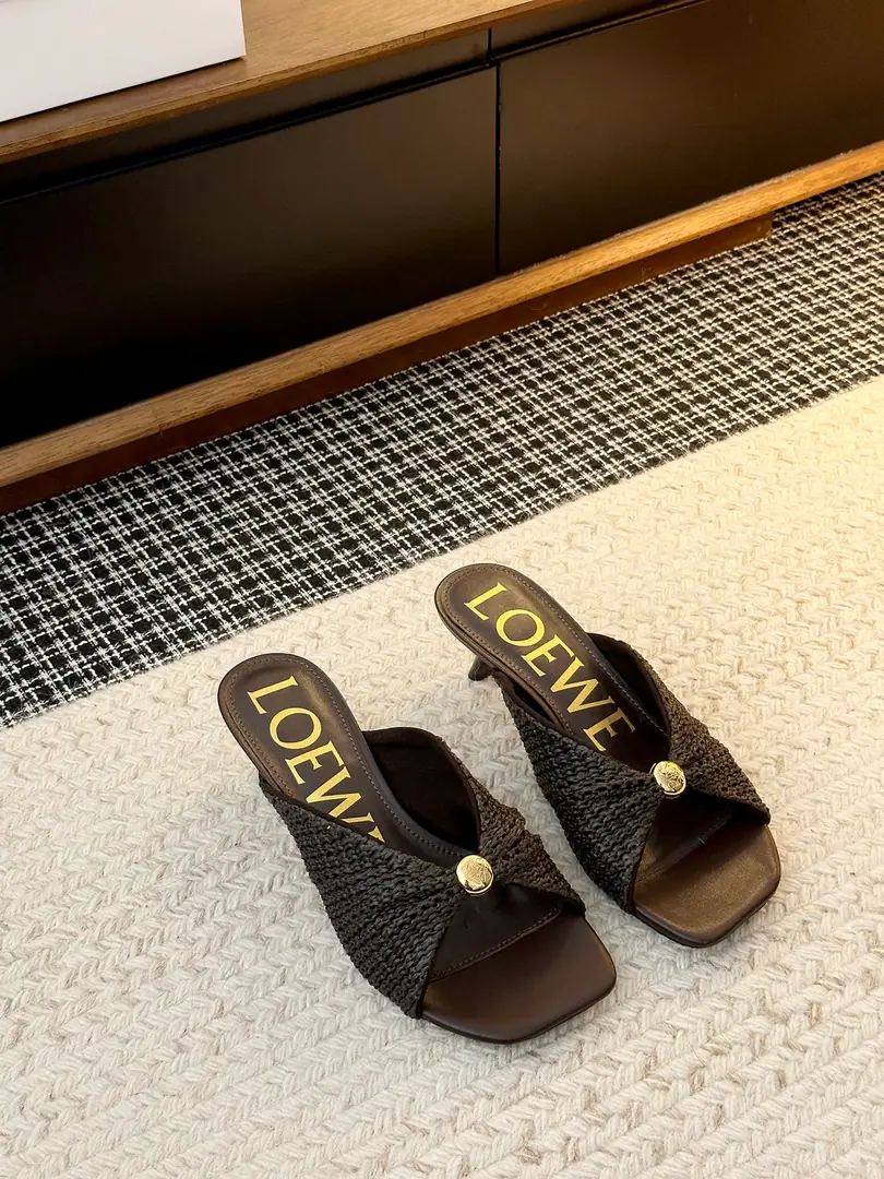 𝐋𝐎𝐄𝐖𝐄Loki Wei Chun-suk slippers Super-fiancées wear great slippers. He's a good one.～～The crazy grass is a little more clean and elegant. And the color is pretty., The upper foot is full of gas., He's so handsome and handsome. ✨Shoe-faced material:Raphigrass.+Original Weaving Special Materials ✨The contents of the shoes.:Lamb skin. ✨Shoe bottom material:Original customised pamphlet rubber base ✨Shoes.:Female35-42(41.42Custom without re-offer）