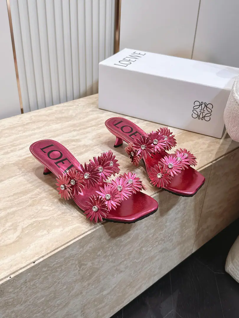 The money. LOEWE Loi Yi Wai. 26ssSummer New Money The flowers are drilled. The sandals are a word for the head. The stylistic shape of the brightness of the summer. A flower with a stubble of shoes. The center-sewd blue-tray drill is like a fine starlight. Every step is a beautiful light. ♪ So gentle and bright ♪ It fits in different styles. Bring yourself a high-level softener filter Shoe-skin flower./Drill. The inside sheep. Rubber Bottom He's tall.: 5cm Codes: 35-41（40 41I'll make sure I don't change it.）