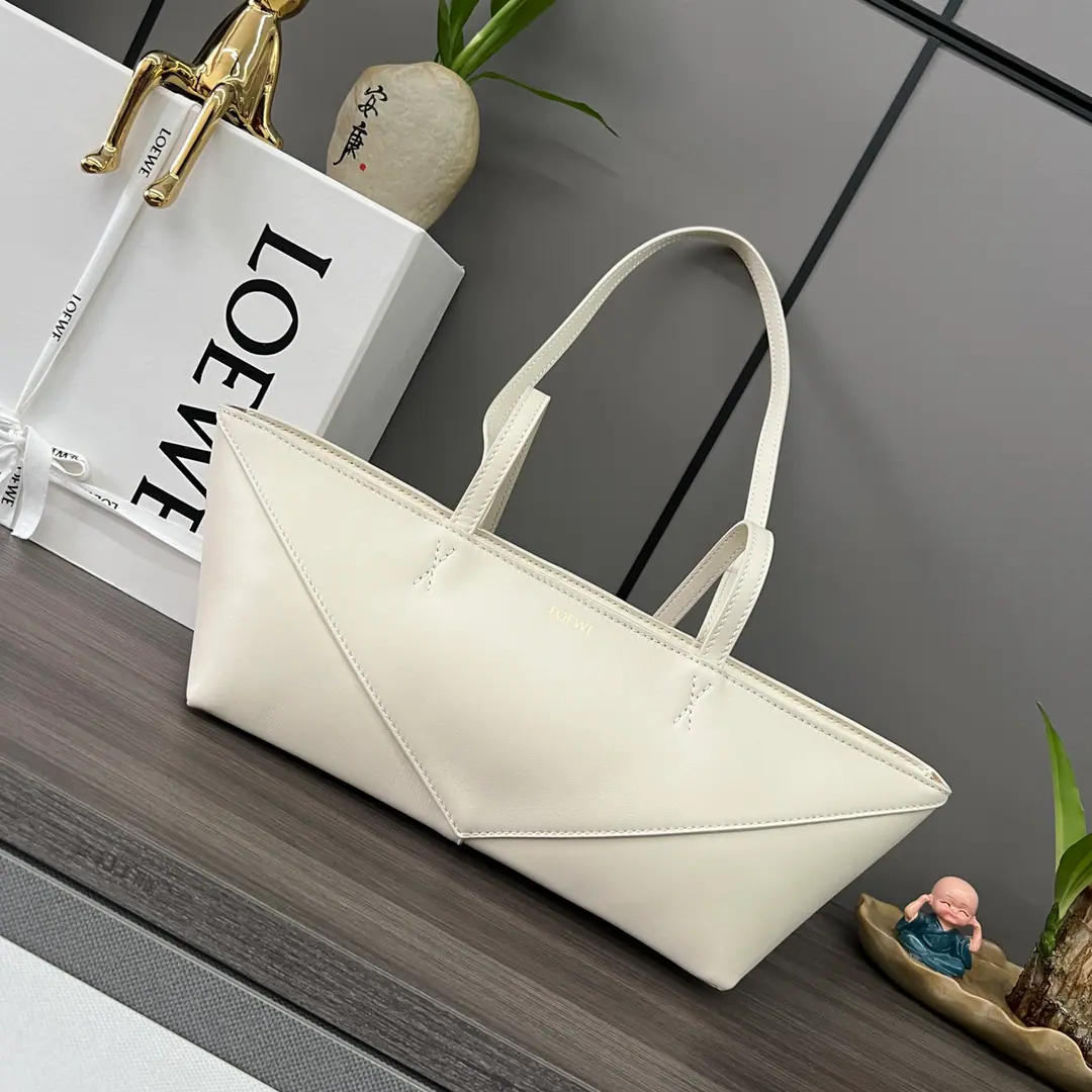 LO℮w℮🌟- A bright cow leather. Puzzle Fold Cropped Handbag.👜Reconstructing with a picture of the beauty of the geometric structure., So that the bag can be completely flattened., A so-called traveling companion.. Brands use creative thinking to create soft and light bags., It's a low profile.L⊚℮w℮Branding. This short version is made of a bright-looking napa leather.. *Shoulder or handheld*- We're going to pull the chain.*In the furded liner.L⊚℮w℮Hot gold.. size:39*12.3*12.5CM Model: 052313