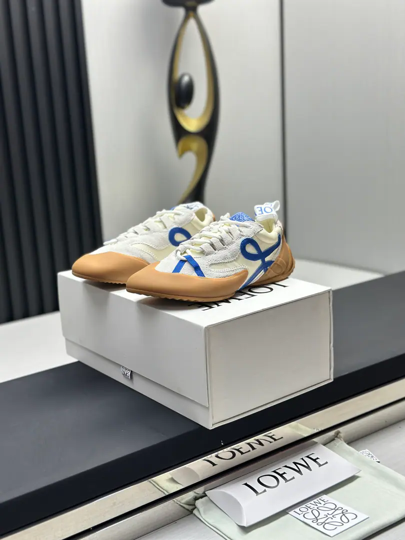 The factory is selling it. （Aircraft boxes are packed）Loi Yi Wai. Loew* NewFlow Runner2.0A series of new sports shoes. New colored relic series of sneakers The baby that was planted by his family..Don't miss the style this time..A new color mix that's light and comfortable..It's perfect for spring and summer. The most special part is its very bottom., The whole thing goes through the shoe., Shoes under the sole., Shoestails. The side is clear.Logo A very low-key sneakers. Shoe.: Cowskin./♪ nylonbubs/- Oh, Pete. Uchi.: Import soft sheep skin Otsumi!: EVADouble-coloured rubber base Codes: 35-45（Couple money. )