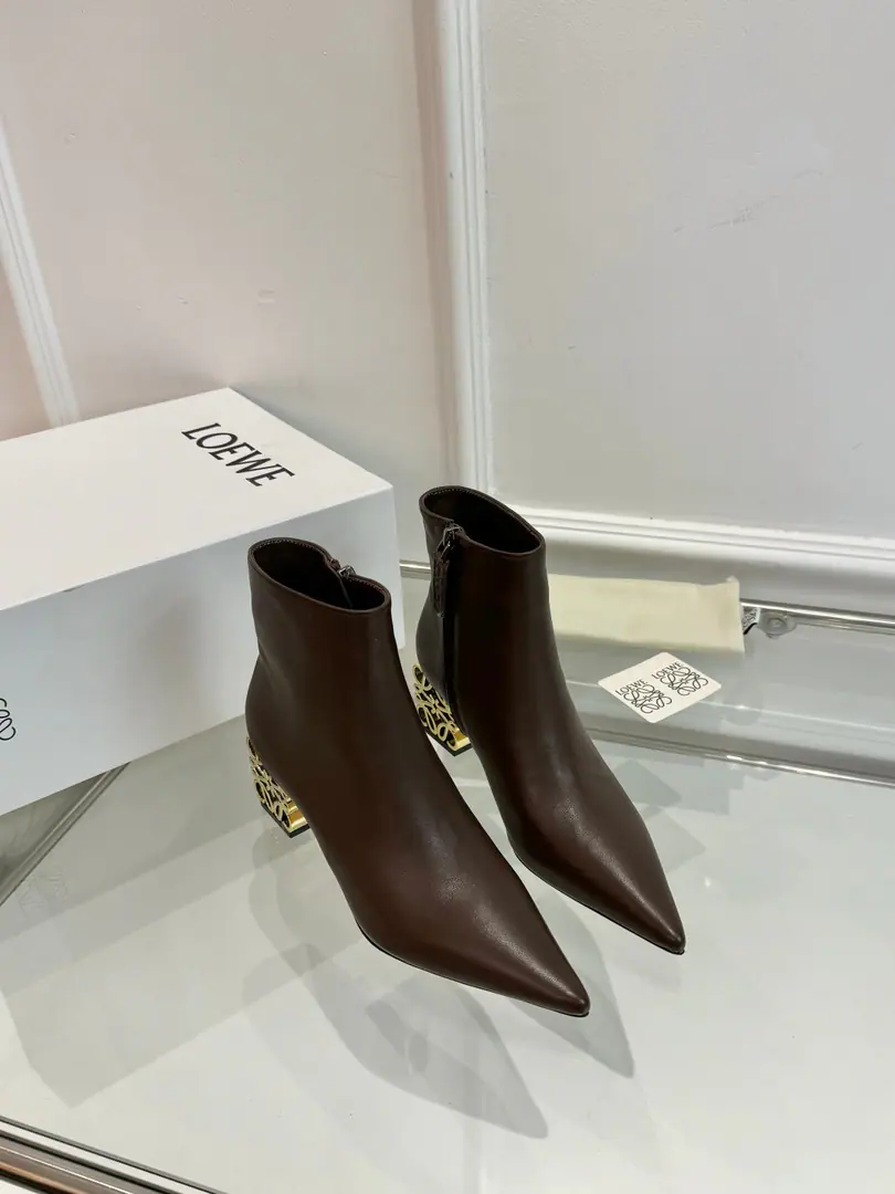 🆕 💗【Loi Yi Wai.•Loewe】 - It's a hot new deal. The whole story is in the original., Fashion and personality are so good. It's a great color. ●Fabulous.: Importing high-swilight cattle back-feathers ●Uchi.: Water-tied cow skin. ●Foot.: Water-tied cow skin. ●Otsumi!: The original is really a big one. ●Call. ●Packaging: Original package ●Codes: 35-40