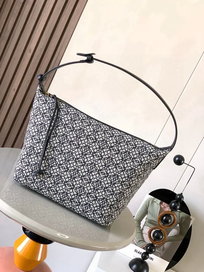 [A gift.]Anagram Plumbing and cattle leather. Cubi The big bag.💋- The lunch bag.～CubiThe lunch box.👜The happy season is...CubiHere.！L0ewe The latest armpits are under the bag. Cubi💄The embroidery design has its own sense of excellence. You can put a little bit of skin in white.T🏆It can produce an amazing chemical reaction.👑The twigs are very well adjusted., Not too much of a burden., A little bit., Free your hands., Handheld, The armpits look good on your shoulder. Large capacity, He's still a little self-respected.！It's so cute.🌹Come on, open it.“Blow up the street.”Mode🍎Cubi Anagram The bag is a big shoulder bag., With a cow leather base and a soft wrap.. This version uses cow leather and Anagram - It's made of flowers.！🍺🍺 Large size:35~21~16CM Paragraph: 9008 Colours: Blue and black flowers.