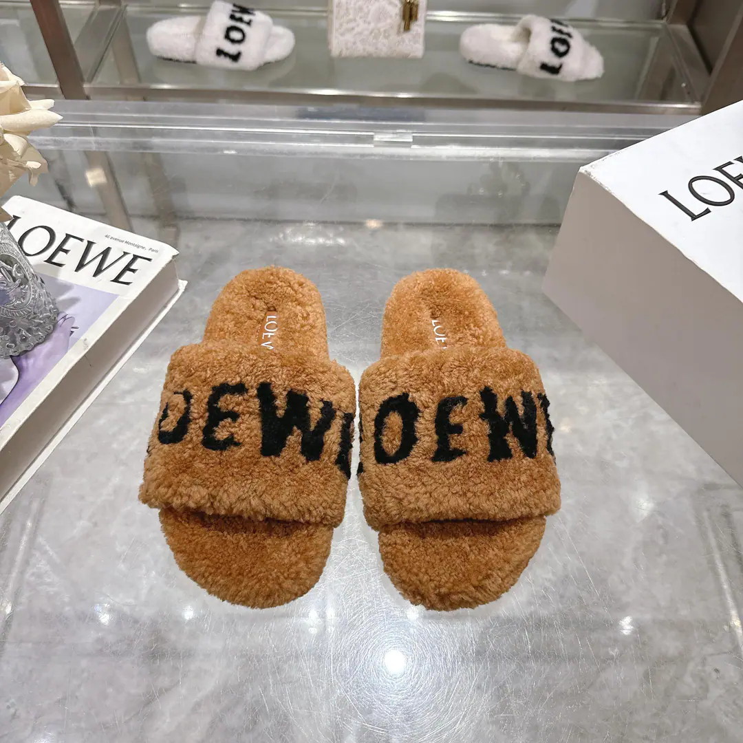 Plant price LOEWEThe classic autumn and winter letters, hairy slippers.💗 Too many shoes this season. It's so cute to be able to get out of my way.～ The fur is a European import.ATijuana. We'll be as full as we've been. All of them with pure wool, not a man-made hair.！ We chose the same version as the original.TPUMaterial The film is skating and skating.！！ Codes: 35-40 （41）Do it.