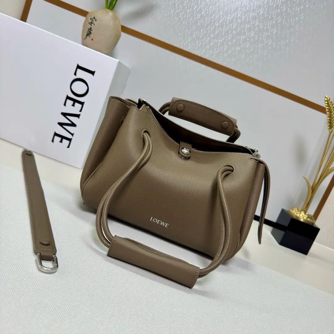 The Lok family.🌟New paragraph🆕The little one is soft-sprayed, cow leather. Madrid Handbag. Madrid Soft structural silicon shape., Use angular support design, Matchable to adjust the handler and Pebble Magnetic buttons. The small-sign version is made of soft-pumped cow leather.. ♪ And I can't bear ♪, Slash or handheld*Regable shoulder belt, We'll have a leather stretch.Anagram Pebble Magnetic button opening, - We're going to pull the chain. A zipper bag., An internal position. Anagram Pebble Metal toe nails Napa sheep leather liner. size:23.5*10*19cm Model: 012452