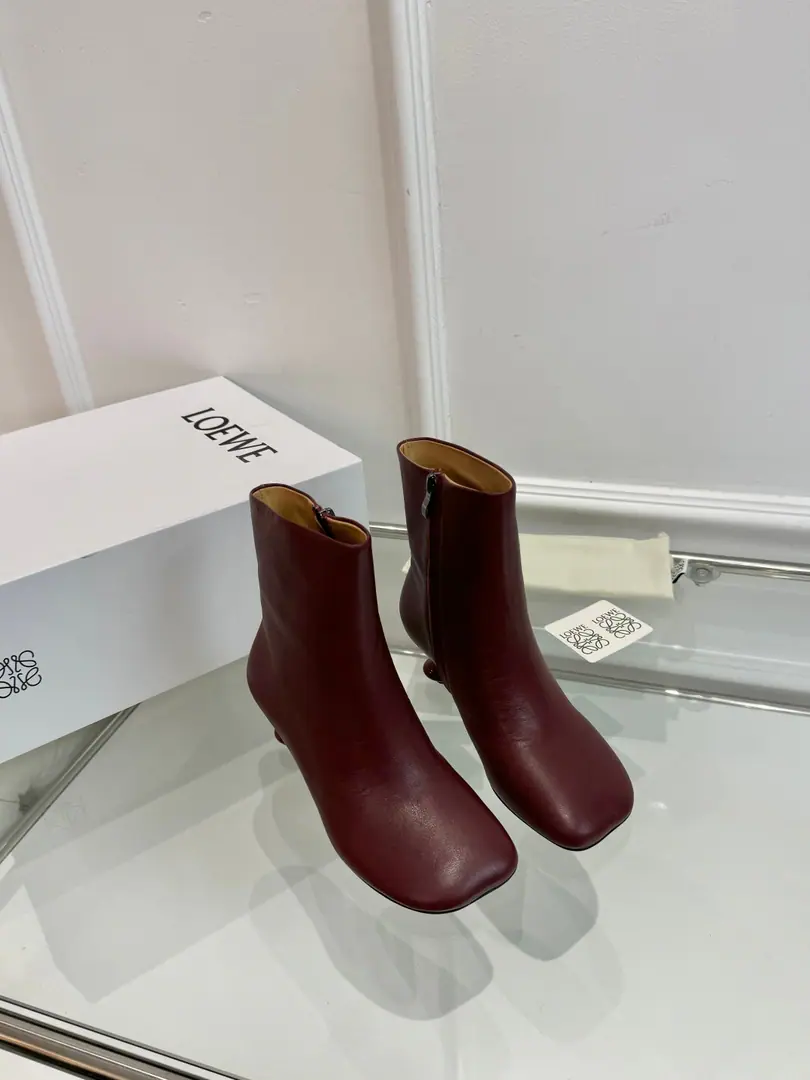 🆕 💗【Loi Yi Wai.•Loewe】 - It's a hot new deal. The whole story is in the original., Fashion and personality are so good. It's a great color. ●Fabulous.: Importing high-swilight cattle back-feathers ●Uchi.: Water-tied cow skin. ●Foot.: Water-tied cow skin. ●Otsumi!: The original is really a big one. ●Call. ●Packaging: Original package ●Codes: 35-40