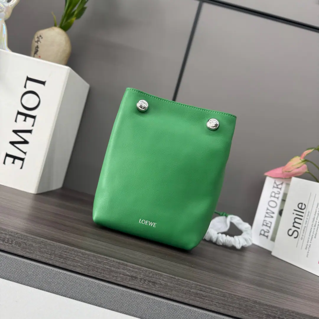 LO℮w℮🌟Smooth cattle leather.PebbleBags. Use folding structures, Tiles and dual marking *Anagram Pebble.Regable shoulder belt, 63centimetres- Centimetres.A leather liner with a inside bag.LO℮w℮Hot gold., Take a seat.AnagramMark. Model: 012444 Size: 17*7*21.5CM