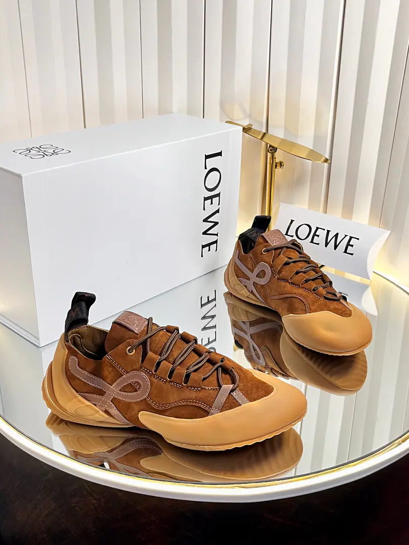 Women top-notch out.(With a plane.✈️Box) LOEWELoi Yi Wai.F 2026ssThe early spring new money.Ballet Runner 2.0Ballet sneakers, Agan's sneakers, they're a bit of a stylist. Asymmetric shoeheads, AsLOEWEOriginalBALLET RUNNER2.0The logo design for Loi Wei., Super soft, Light and flexible soles. ·New wave stripping rubber outside., Go to Shoehead ·A soft leather liner and shoe bed., Provide maximum comfort. ·Backwards.3DPlastic rubberLOEWELogo base, A pair of upgraded soles., Give this shoe a resounding, elegant interpretation., And I'm now a part of the modern sense of the world.LOEWELoi-Wei-Wi's unique style. ✔Fabulous.: Importing high-silence reflux. ✔Uchi.: In soft cow skin. ✔Otsumi!: Original version to open ✔Codes: Women35-42（40.41.42Make a no-refund order.） Men39-45 (45Make a no-refund order.)